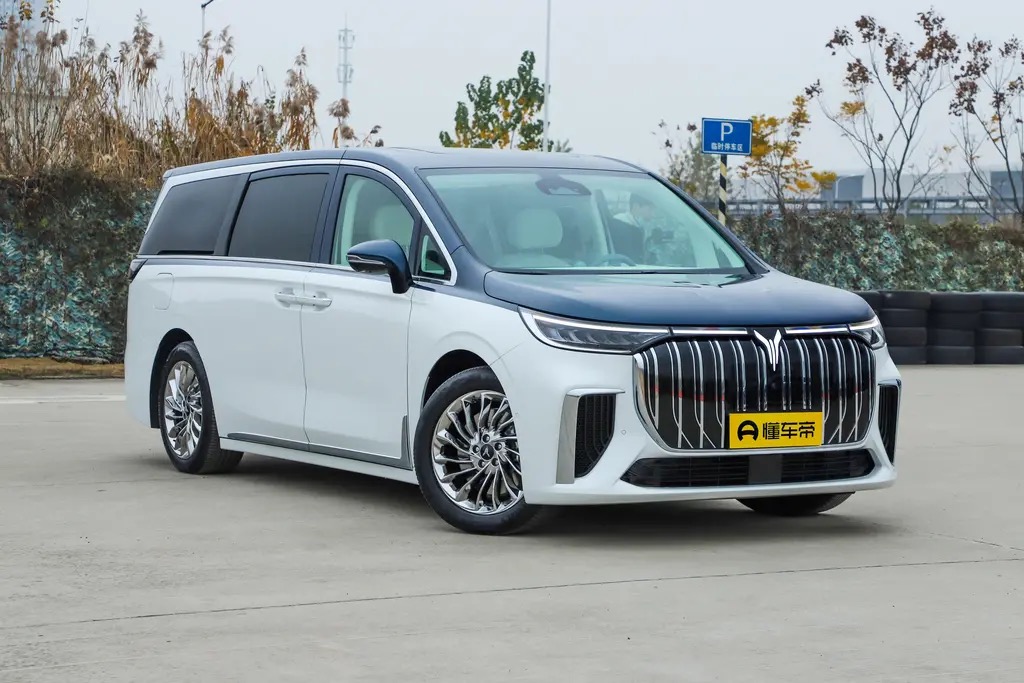 想买新能源MPV，可以看看这款车，配电动四驱，“贴地感”好