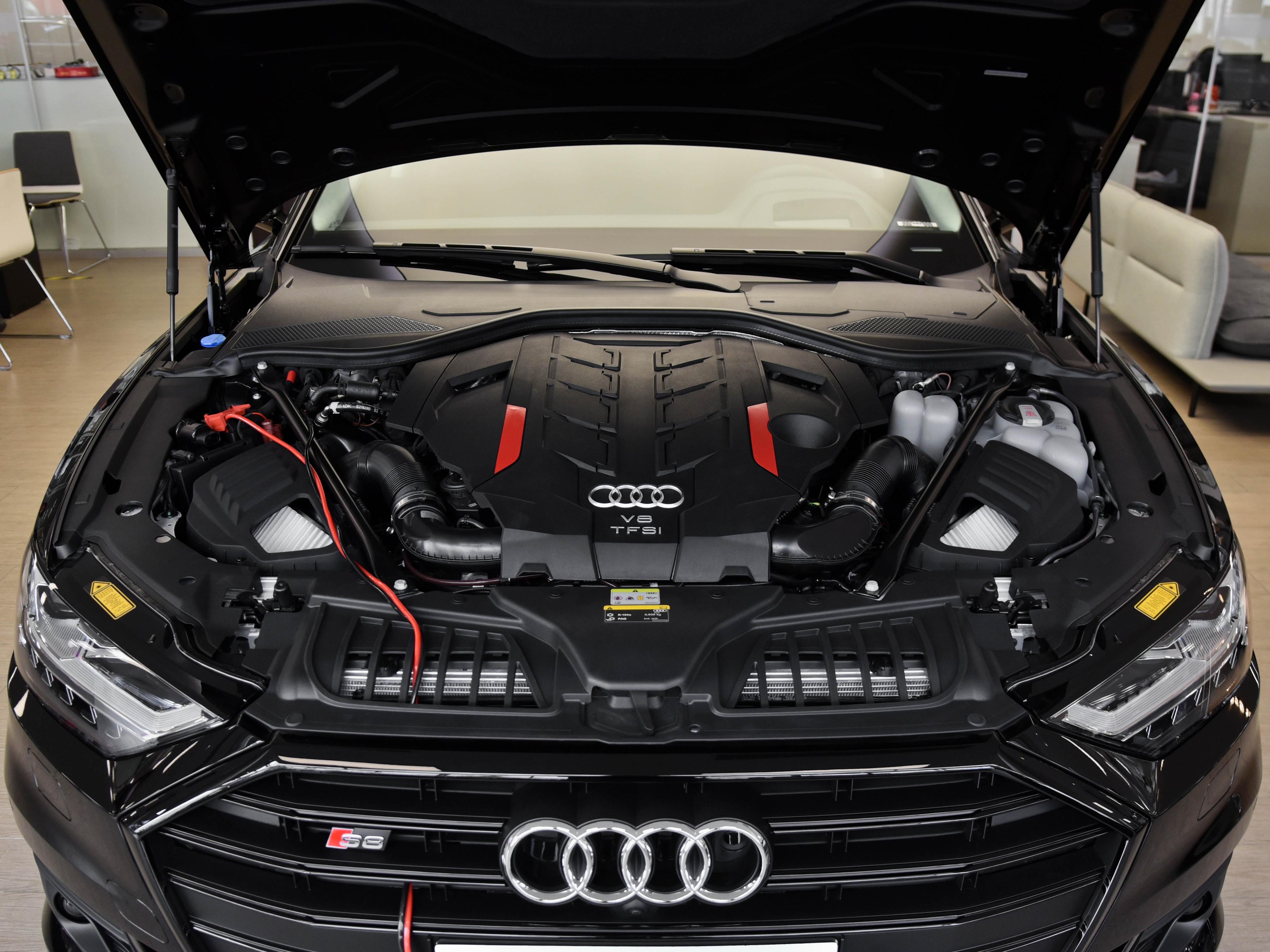 老板的豪华旗舰轿车，司机竟靠它的大V8和四驱下赛道？实拍奥迪S8
