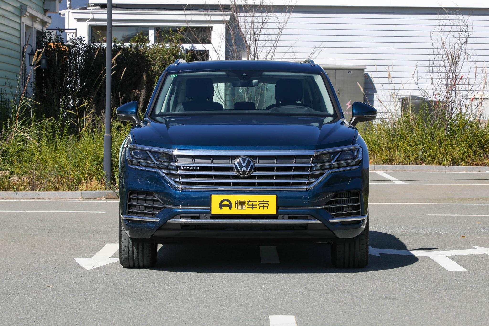 2022款大众途锐eHybrid上市，百公里油耗3.63L，售价67.98万元