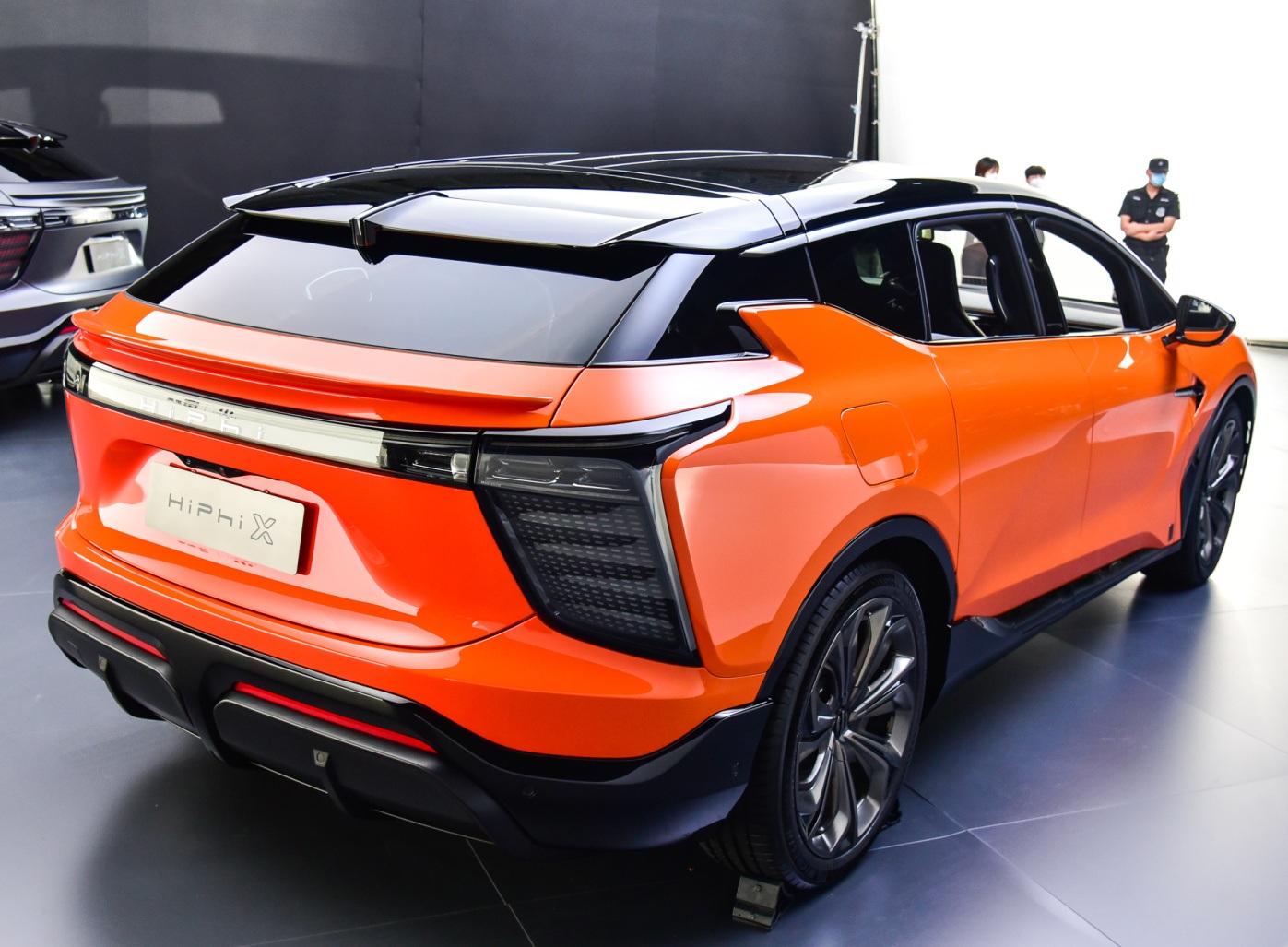 国产电动SUV的“天花板”，顶配80万，3.9s破百，实拍高合HiPhi X