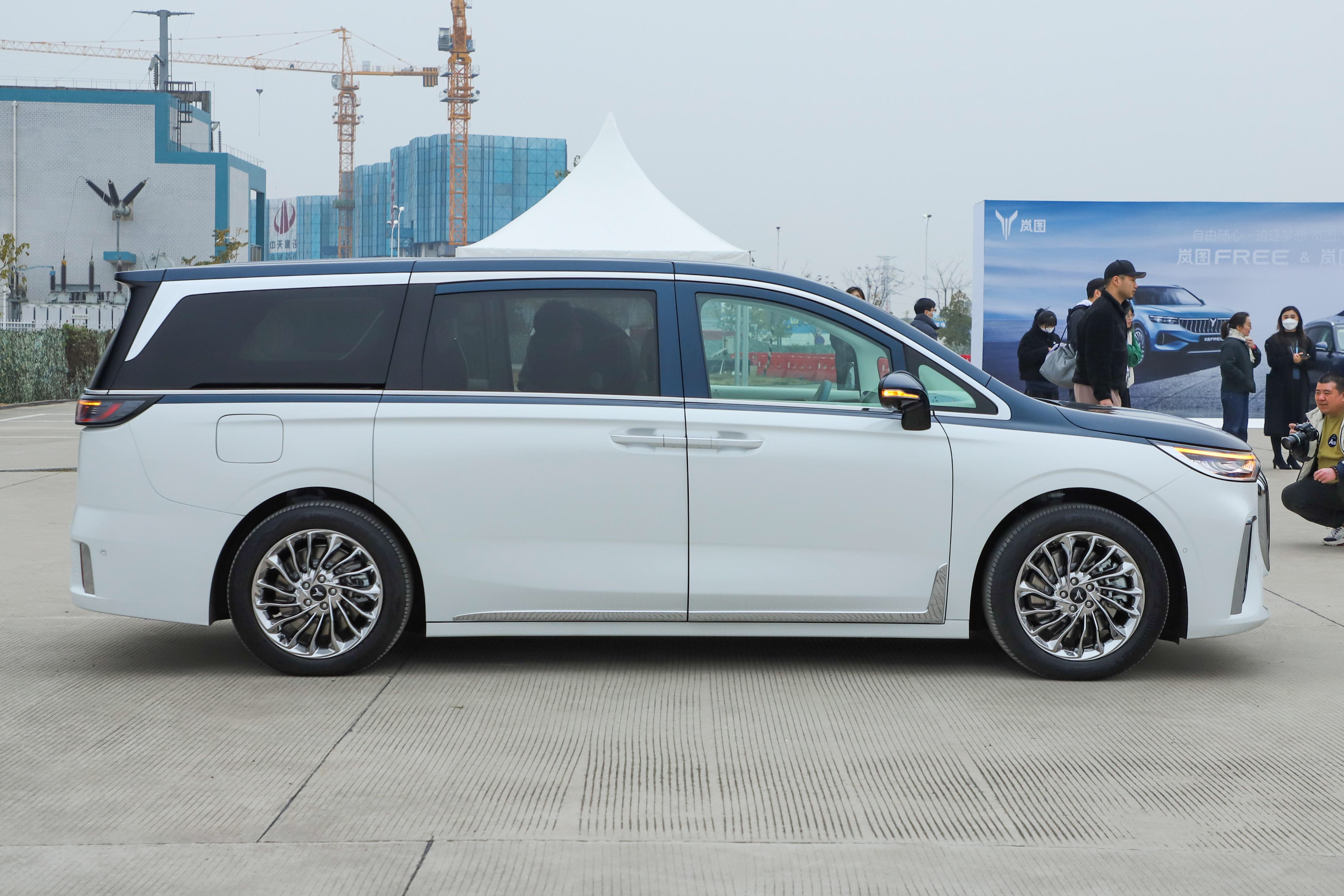 想买新能源MPV，可以看看这款车，配电动四驱，“贴地感”好