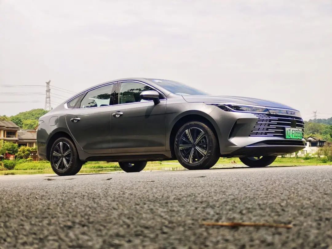 开过比亚迪驱逐舰05，再也不想开卡罗拉双擎