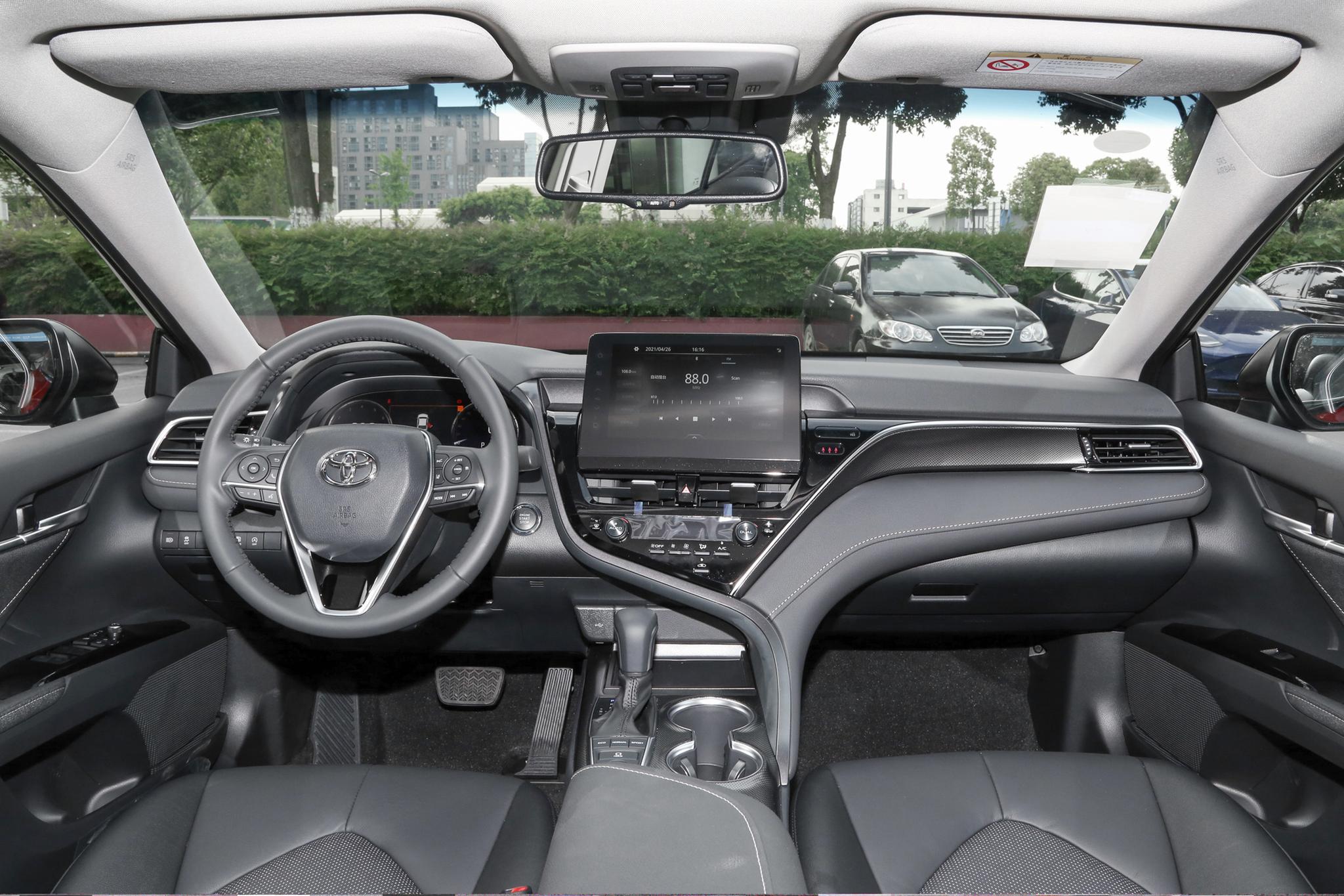 内饰设计上,凯美瑞2.5s锋尚版中控区域配备了12.3英寸全液晶仪表和10.