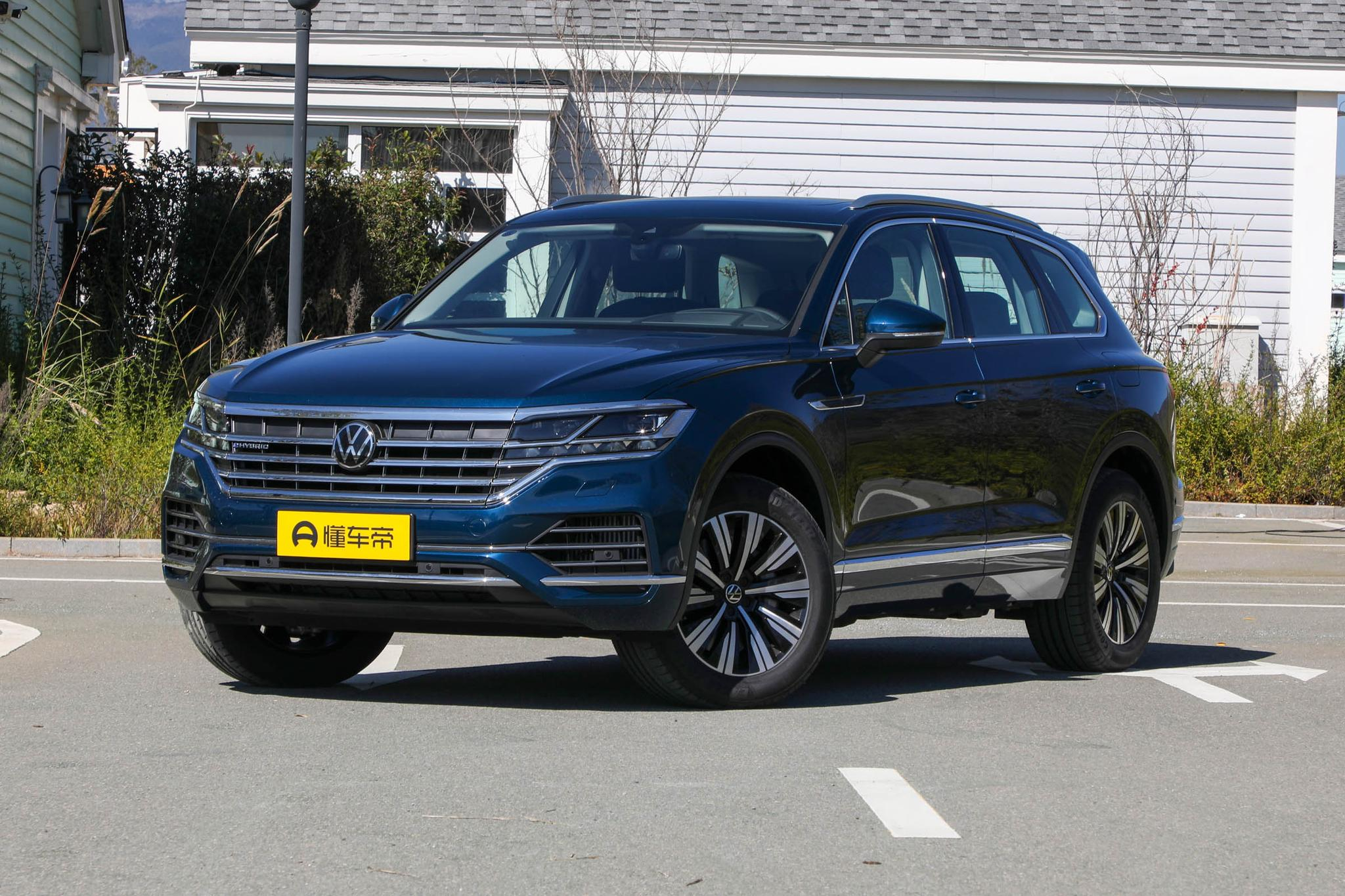 2022款大众途锐eHybrid上市，百公里油耗3.63L，售价67.98万元
