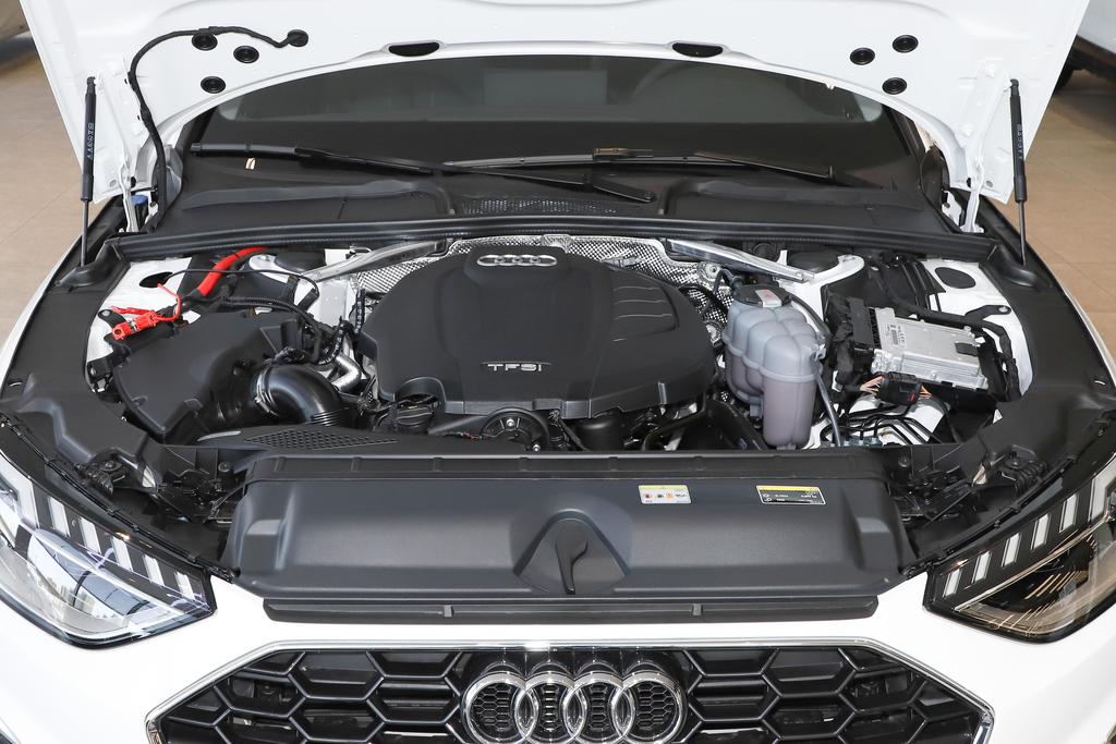 年轻人的豪华B级车 外观帅气标配2.0T解读奥迪A4L豪华型