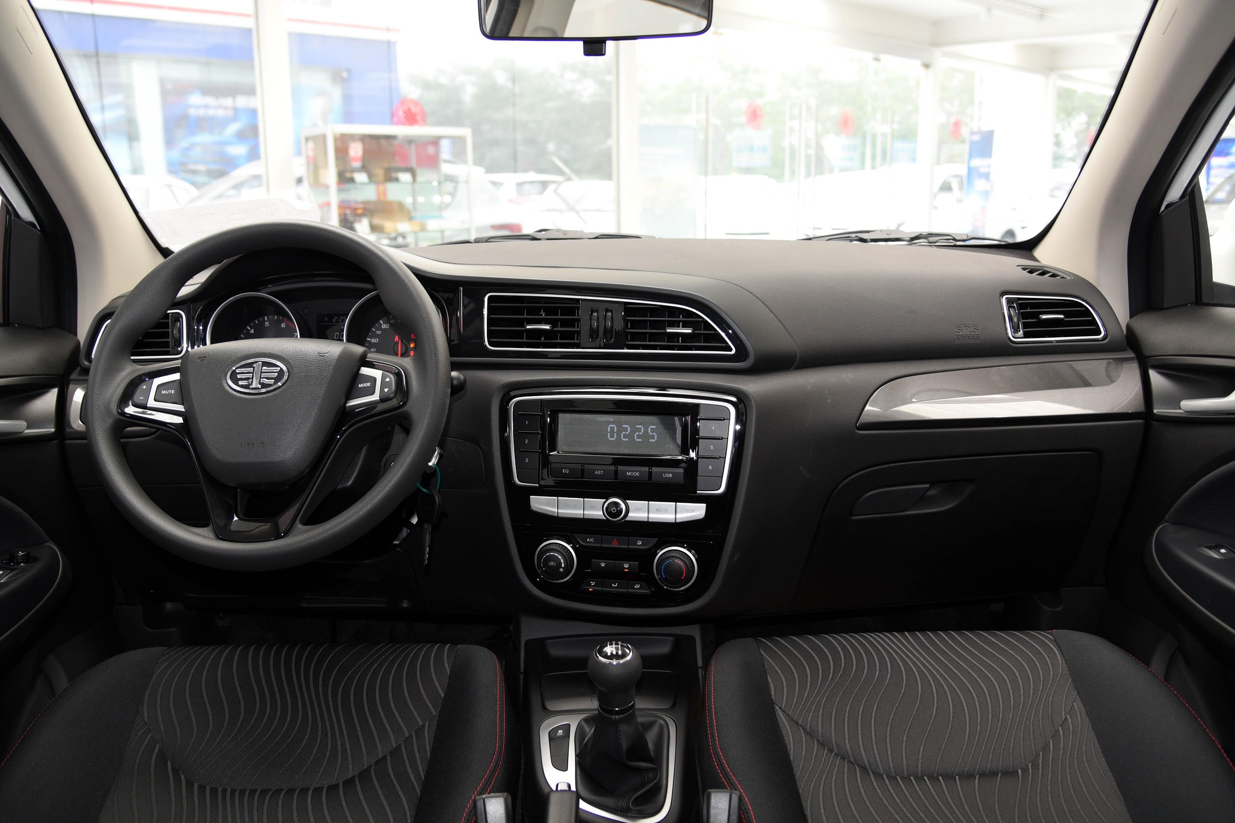 骏派d60的内饰布局简约大方,设计也符合年轻人的审美,中控按键的位置