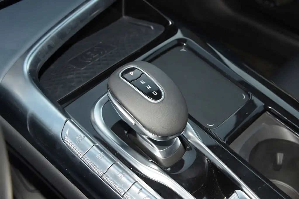 岚图FREE四驱增程版，空间宽敞，百公里加速4.5s，适合年轻人