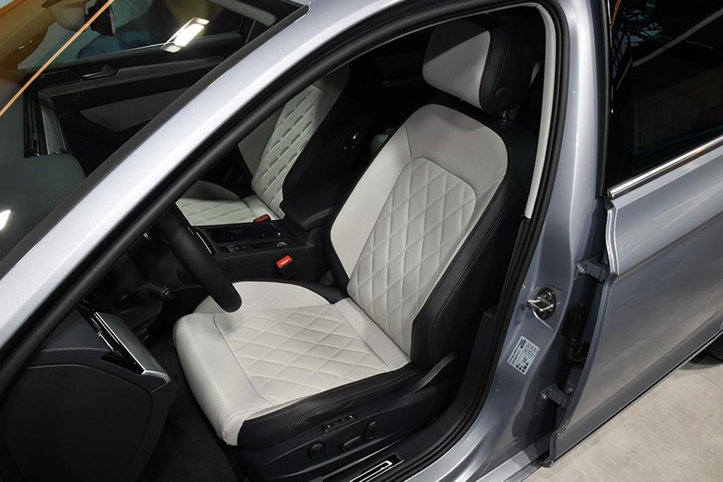 出风口不再采用贯穿式的设计,而且是纵向扁平的长方形,比上一代车型看