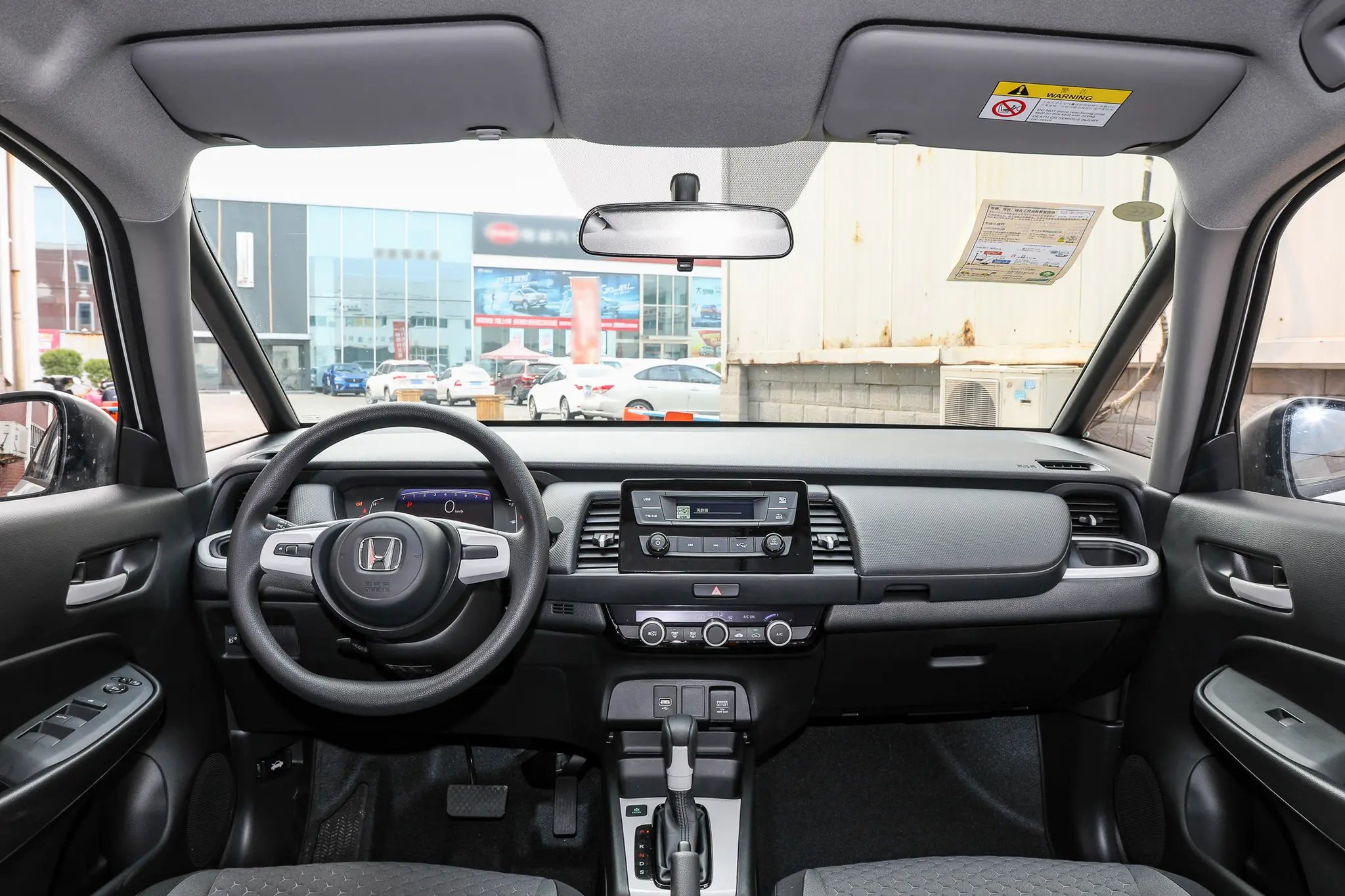 但进入车内,还是给吓了一跳,因为这款飞度的内饰真的是太"朴实无华"了