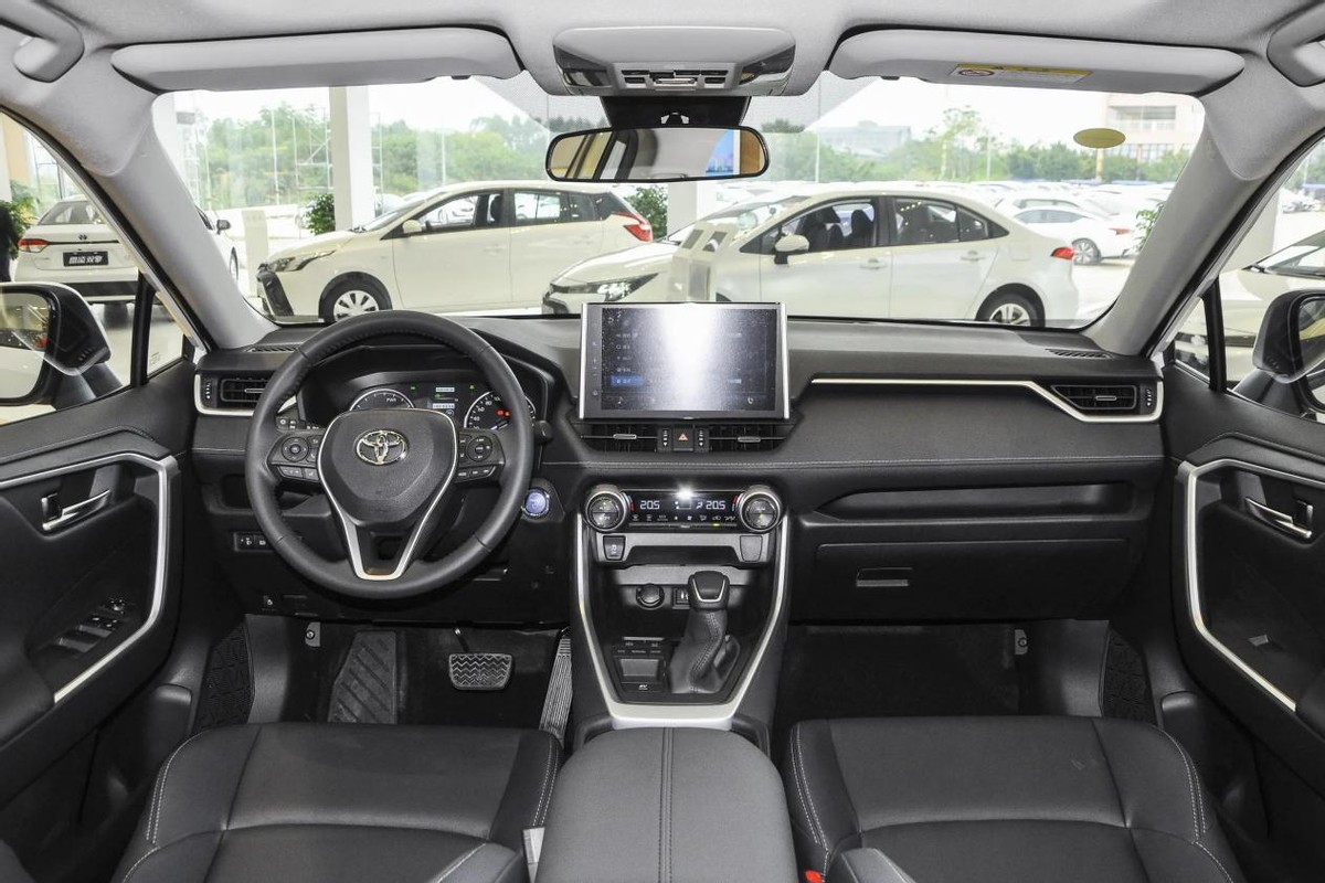 标配7srs气囊,轴距2690mm,17.18万起售,丰田威兰达表现怎样?