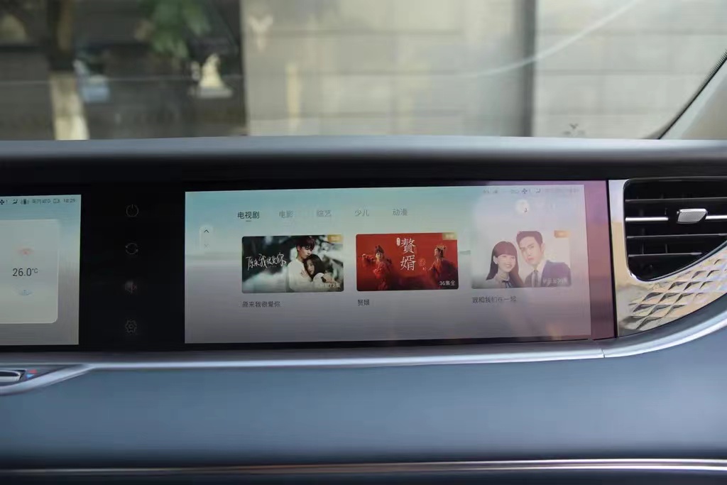 岚图FREE四驱增程版，空间宽敞，百公里加速4.5s，适合年轻人