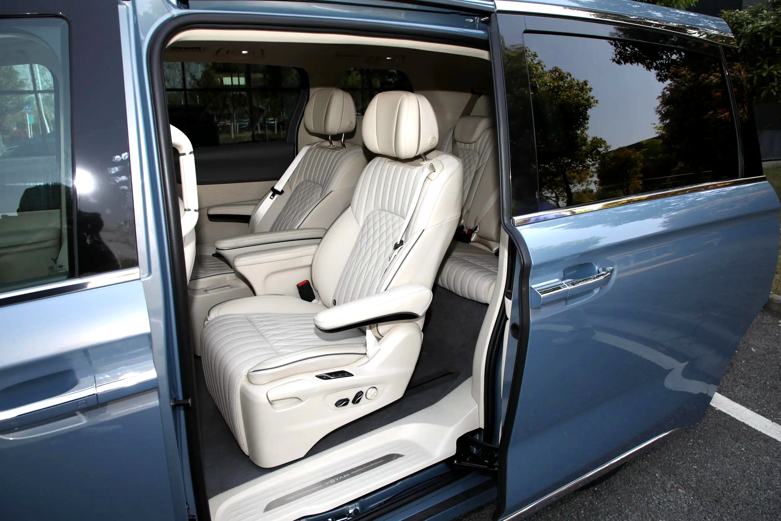 想买新能源MPV，可以看看这款车，配电动四驱，“贴地感”好