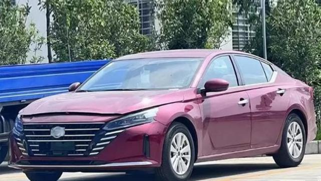 新款天籟實車曝光，顏值不輸雅閣，一箱油1000公里，現款不足15萬