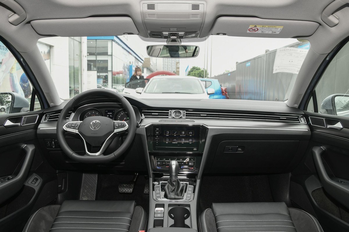 体验2.0T领先型大众迈腾，外观漂亮、空间大，预算20万出头可参考