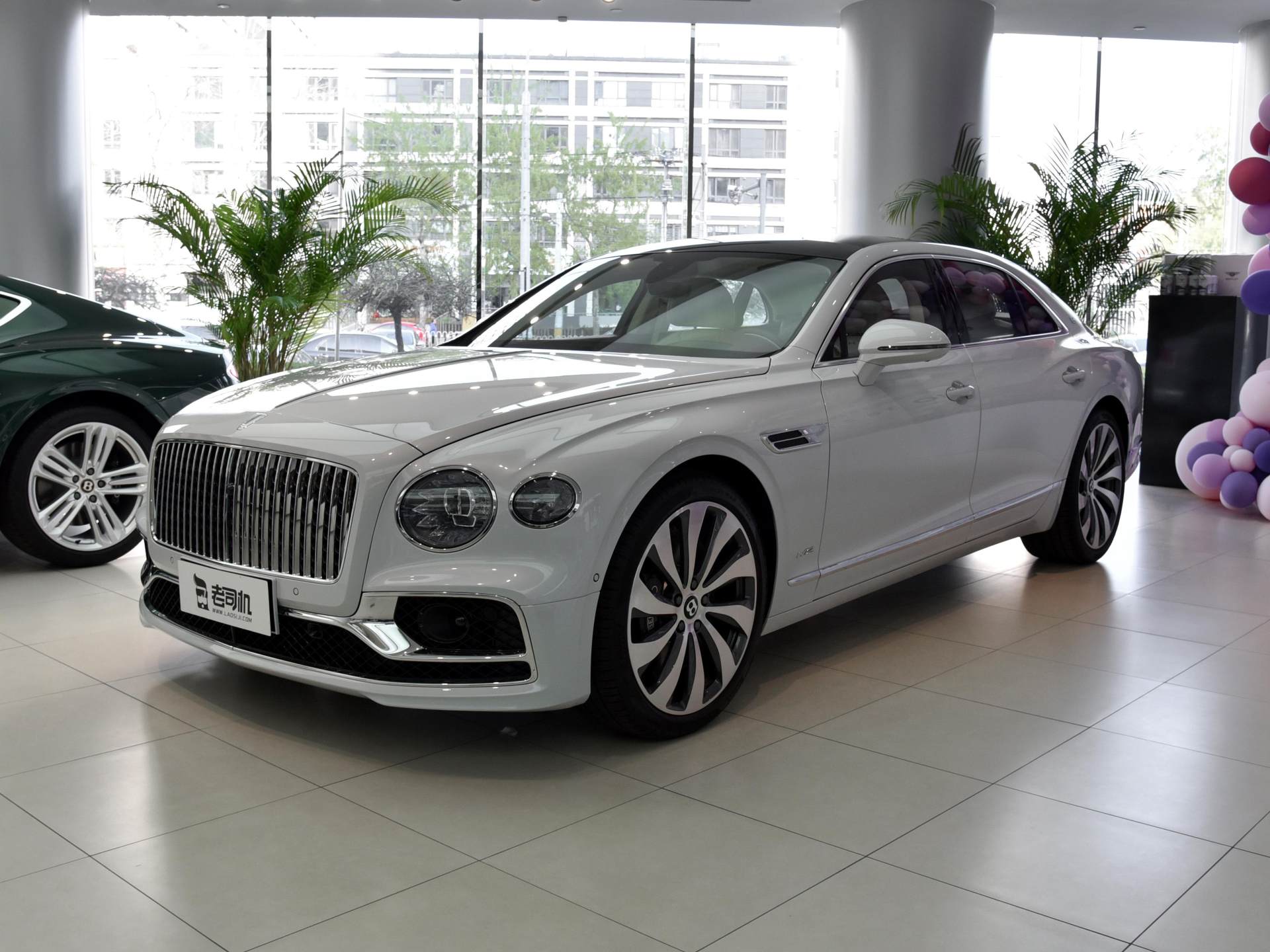 豪华度比肩劳斯莱斯!英伦进口豪车,实拍宾利飞驰