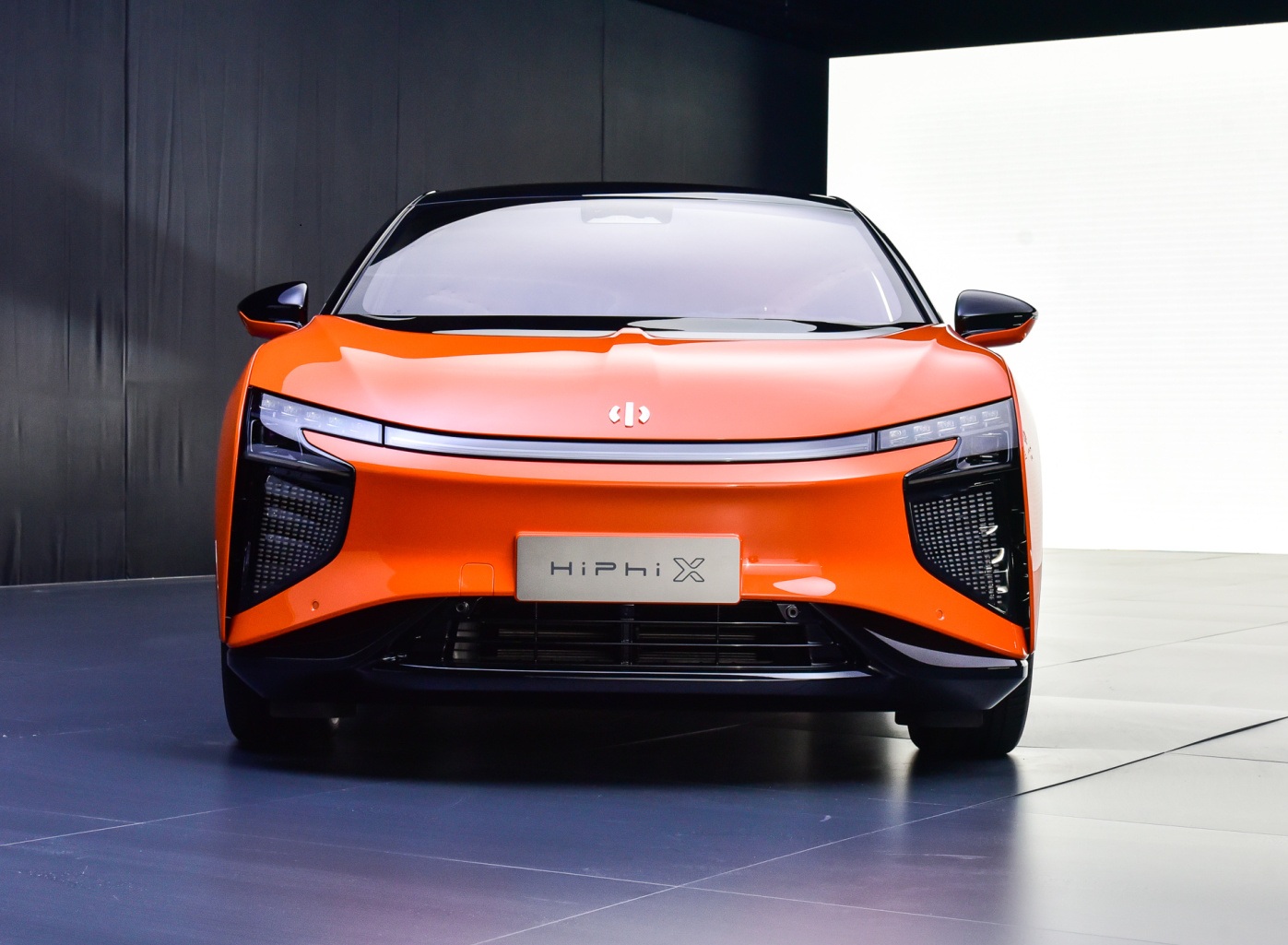 国产电动SUV的“天花板”，顶配80万，3.9s破百，实拍高合HiPhi X