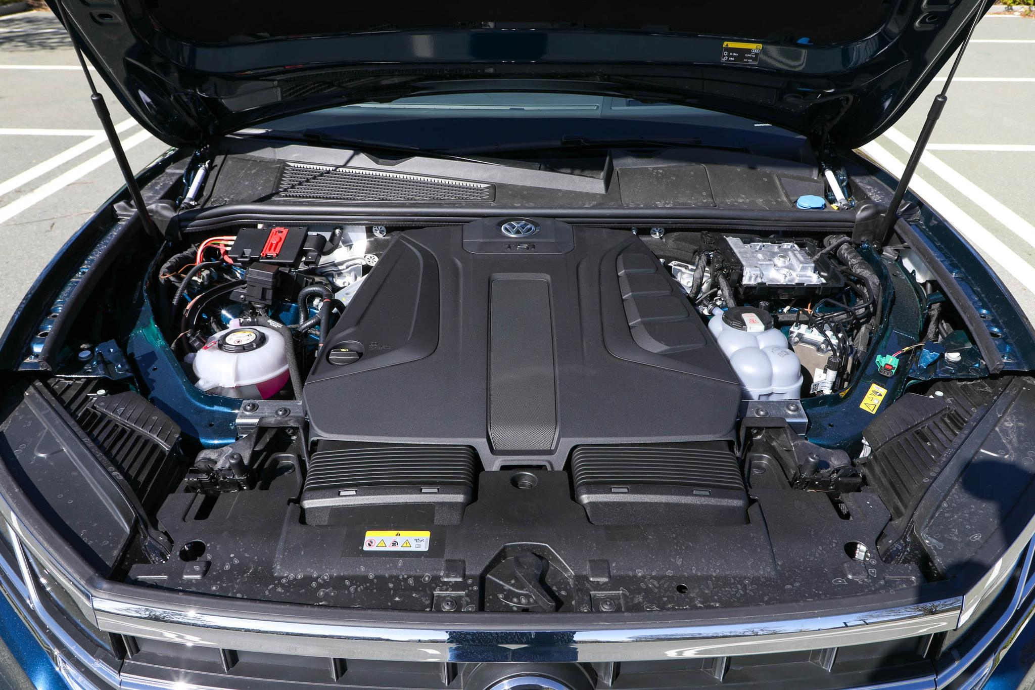 2022款大众途锐eHybrid上市，百公里油耗3.63L，售价67.98万元