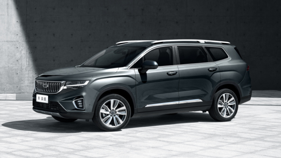 吉利豪越：7座中型SUV，月油费千元，工薪族养得起？