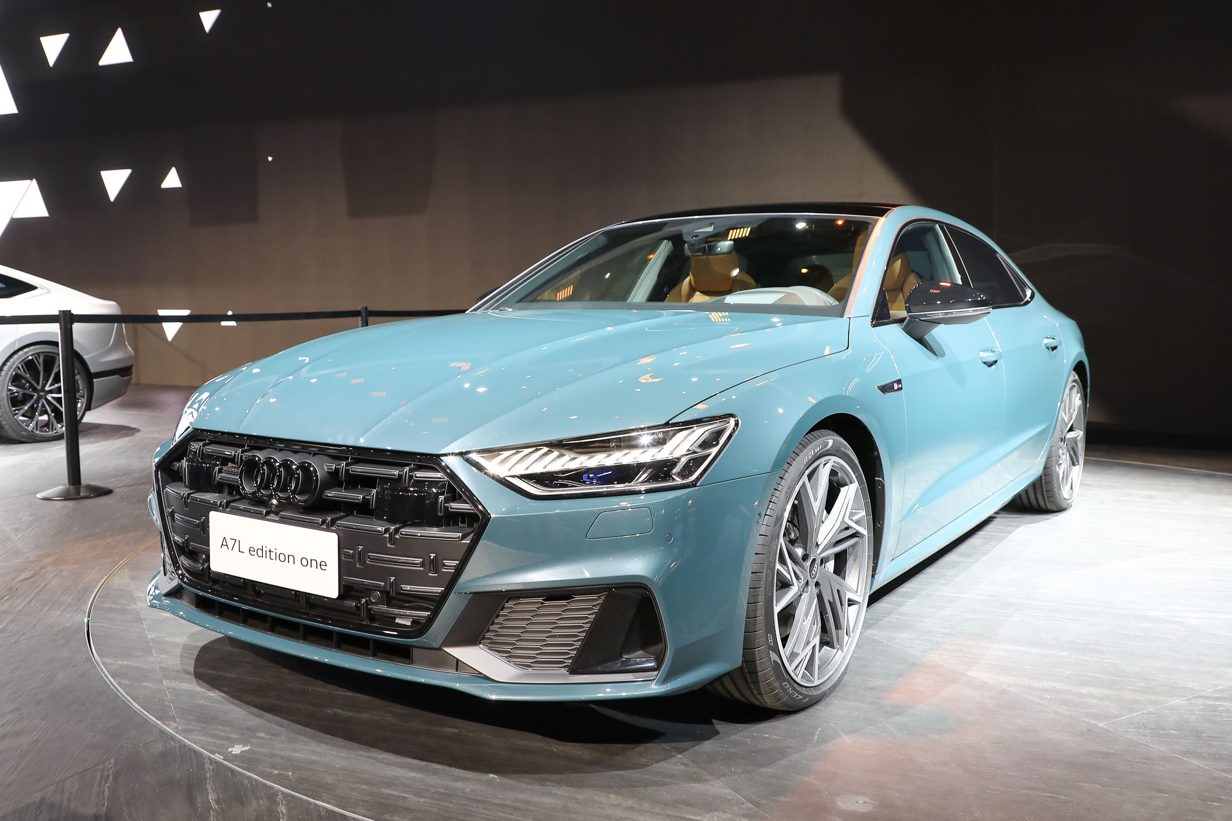 国产奥迪天花板,上汽奥迪a7l,少了掀背多了豪华,终身免费保养