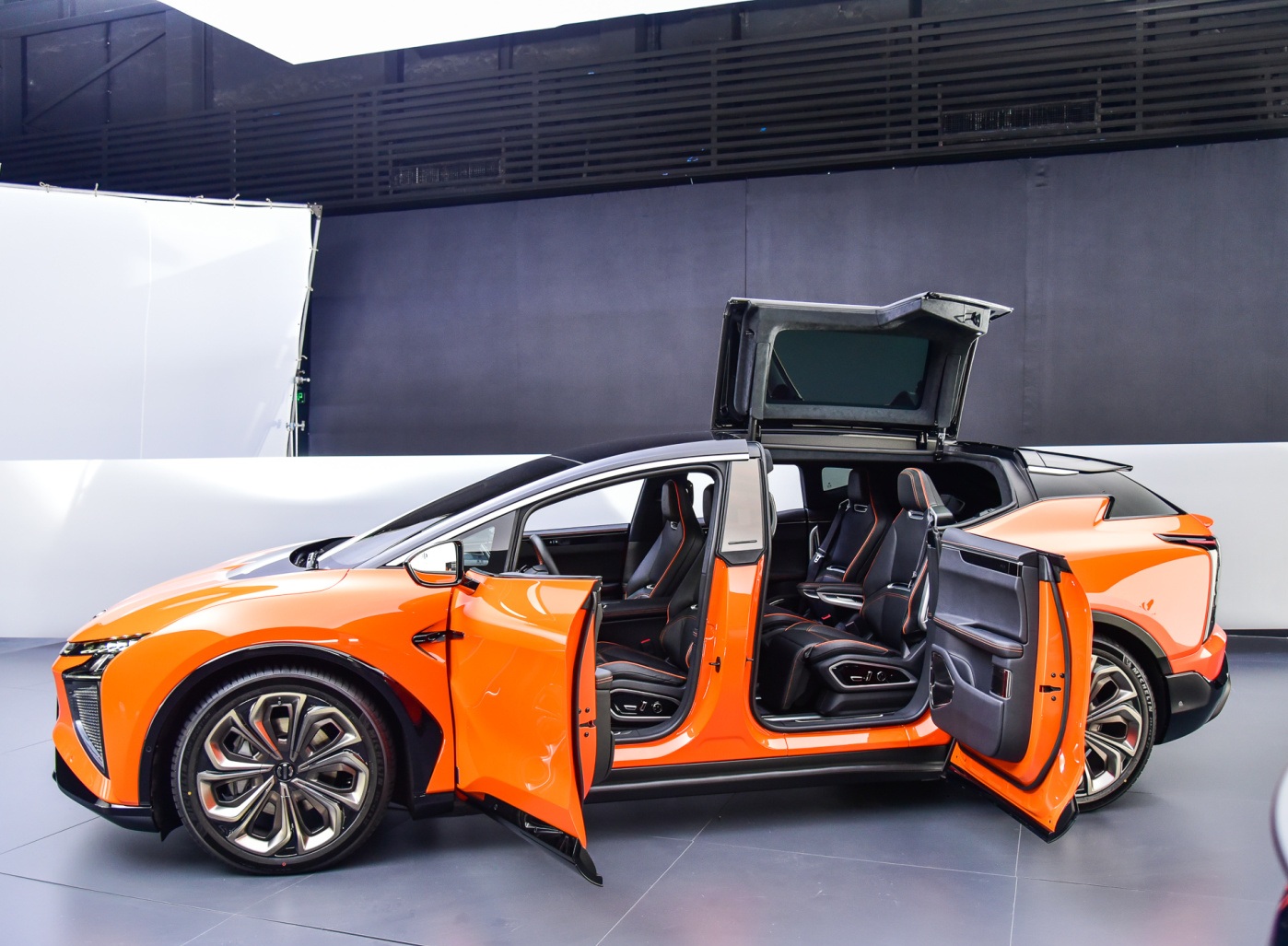 国产电动SUV的“天花板”，顶配80万，3.9s破百，实拍高合HiPhi X