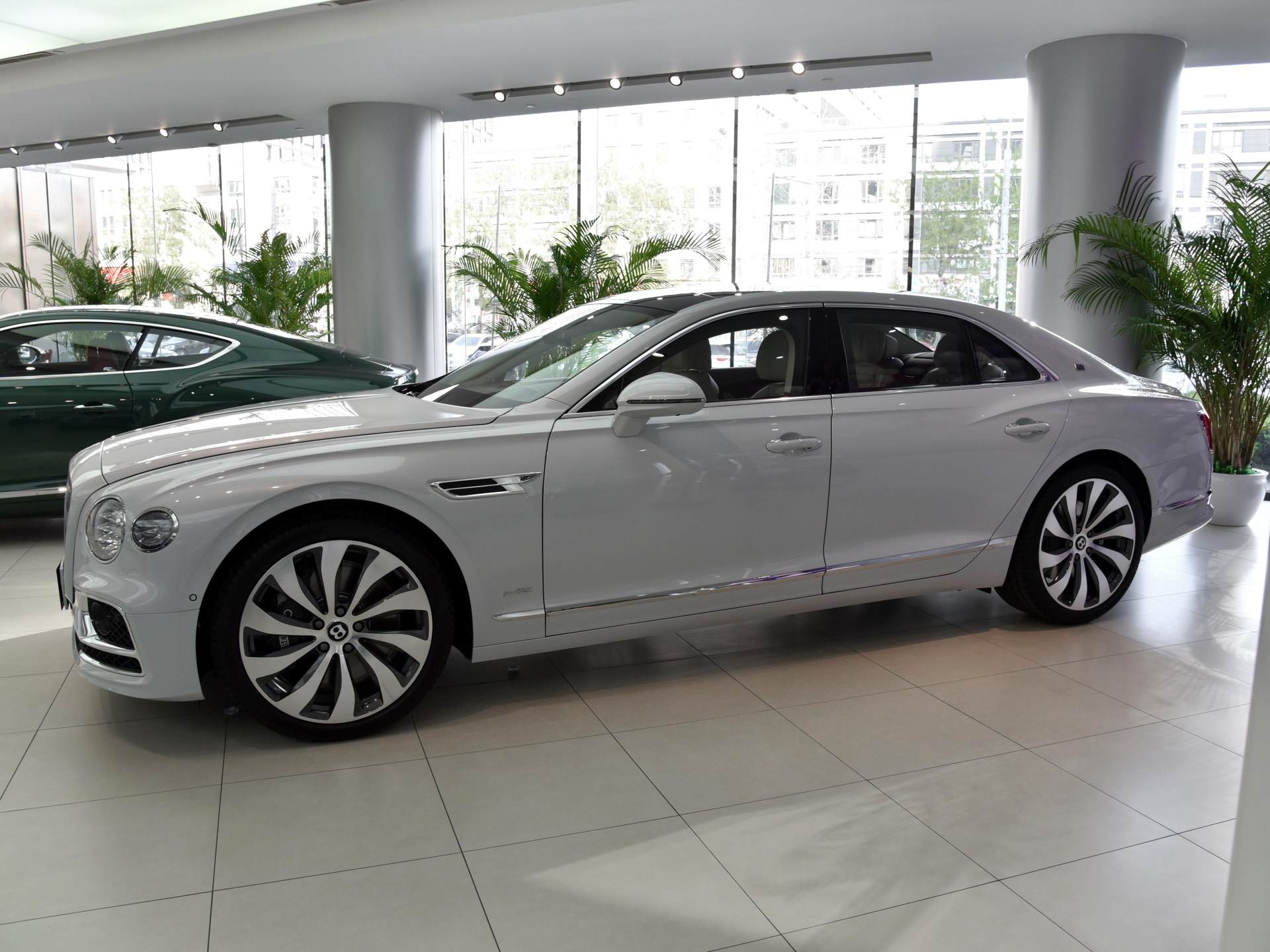 豪华度比肩劳斯莱斯!英伦进口豪车,实拍宾利飞驰