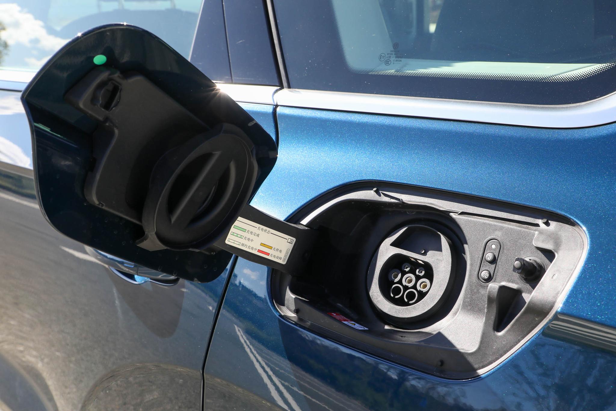 2022款大众途锐eHybrid上市，百公里油耗3.63L，售价67.98万元