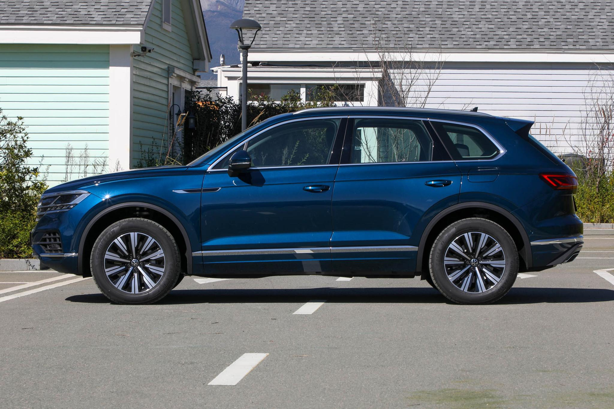 2022款大众途锐eHybrid上市，百公里油耗3.63L，售价67.98万元