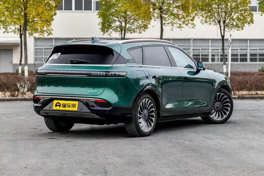 岚图FREE四驱增程版，空间宽敞，百公里加速4.5s，适合年轻人