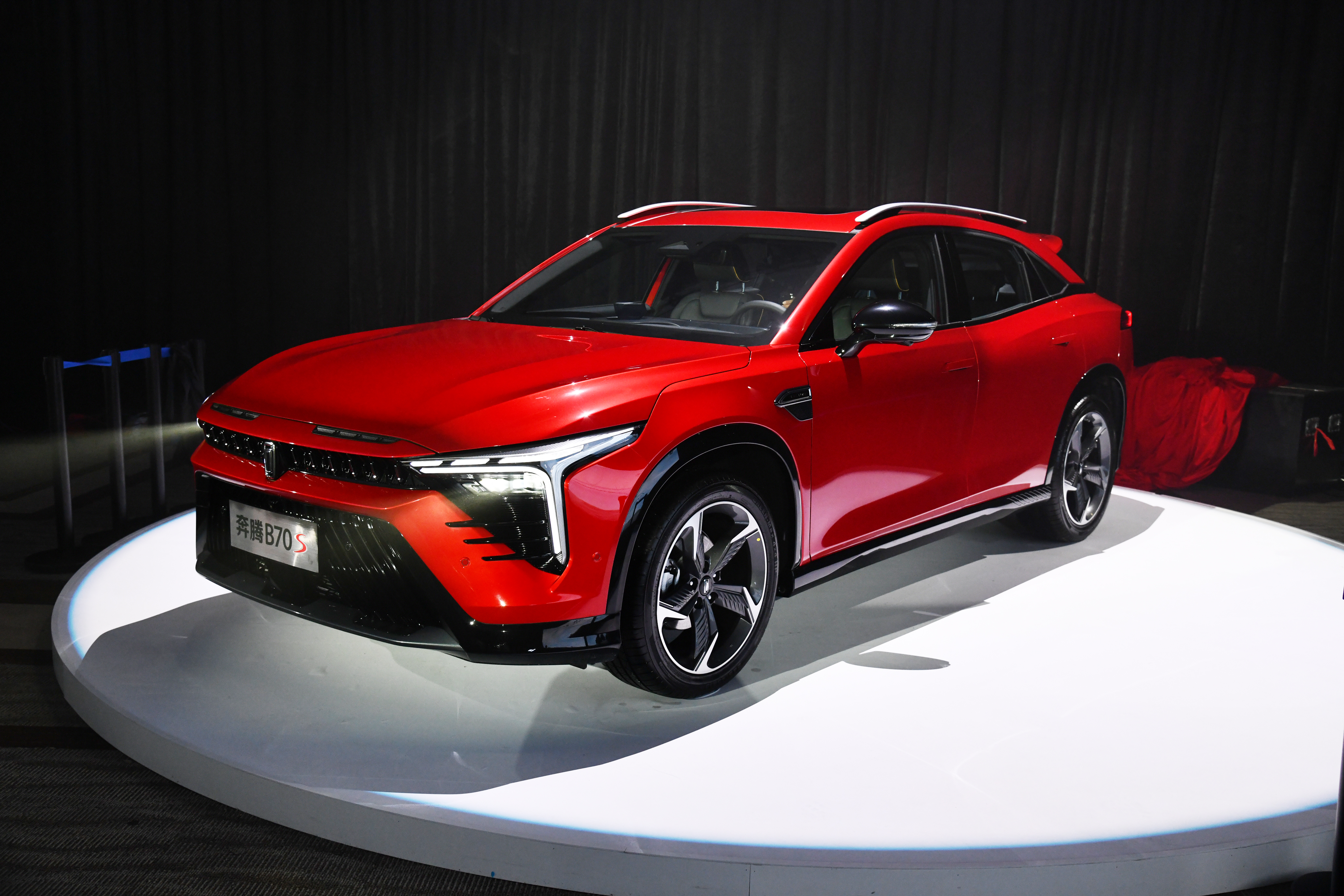 定位轿跑suv 一汽奔腾b70s亮相 轴距2750mm