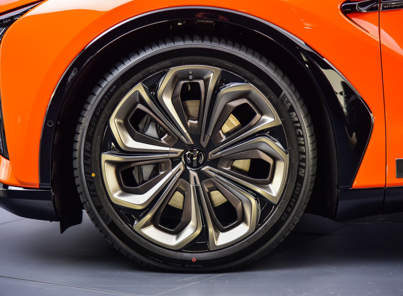 国产电动SUV的“天花板”，顶配80万，3.9s破百，实拍高合HiPhi X