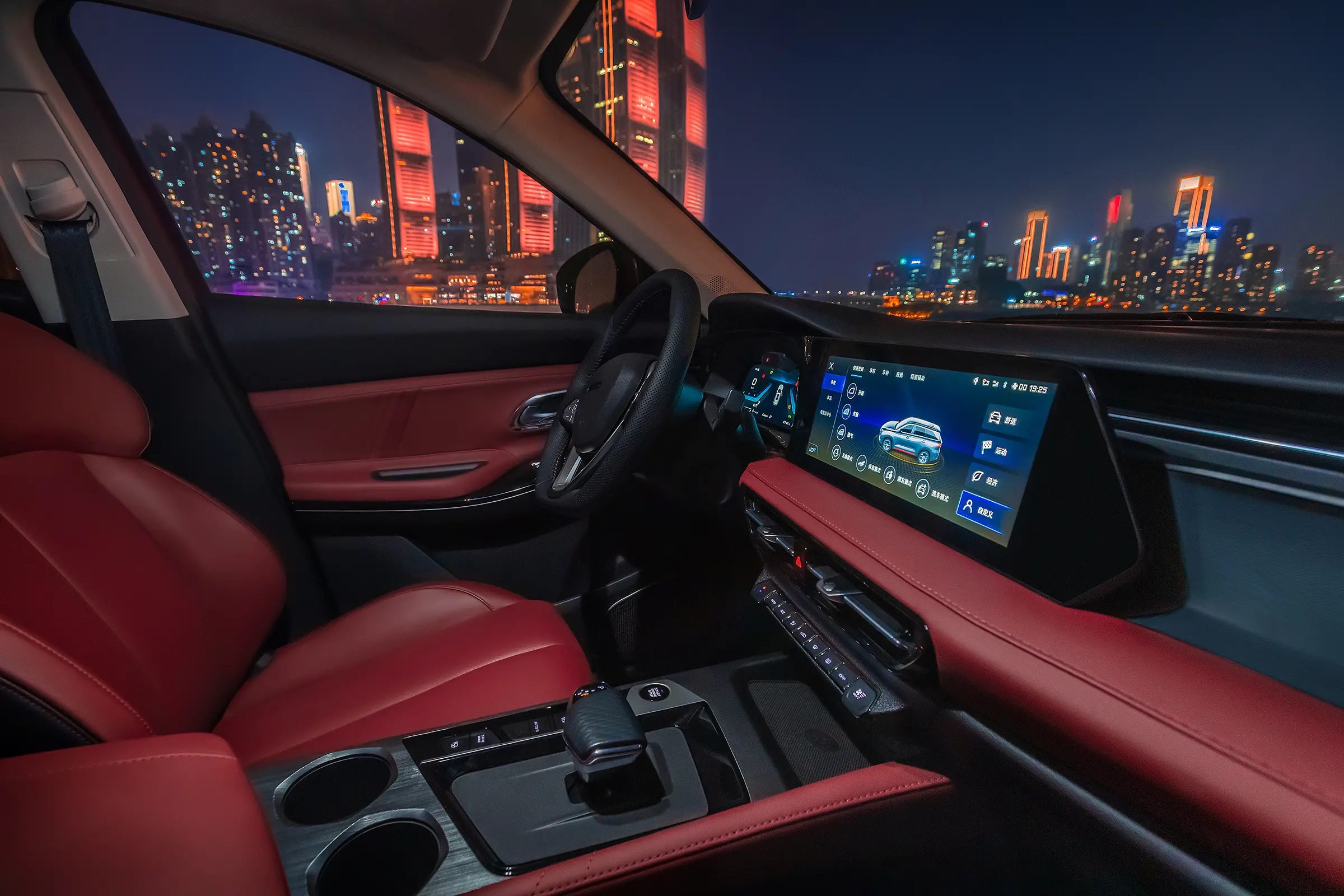 内饰设计方面,长安欧尚x7 plus自动蓝鲸红版同样保留了普通版车型的