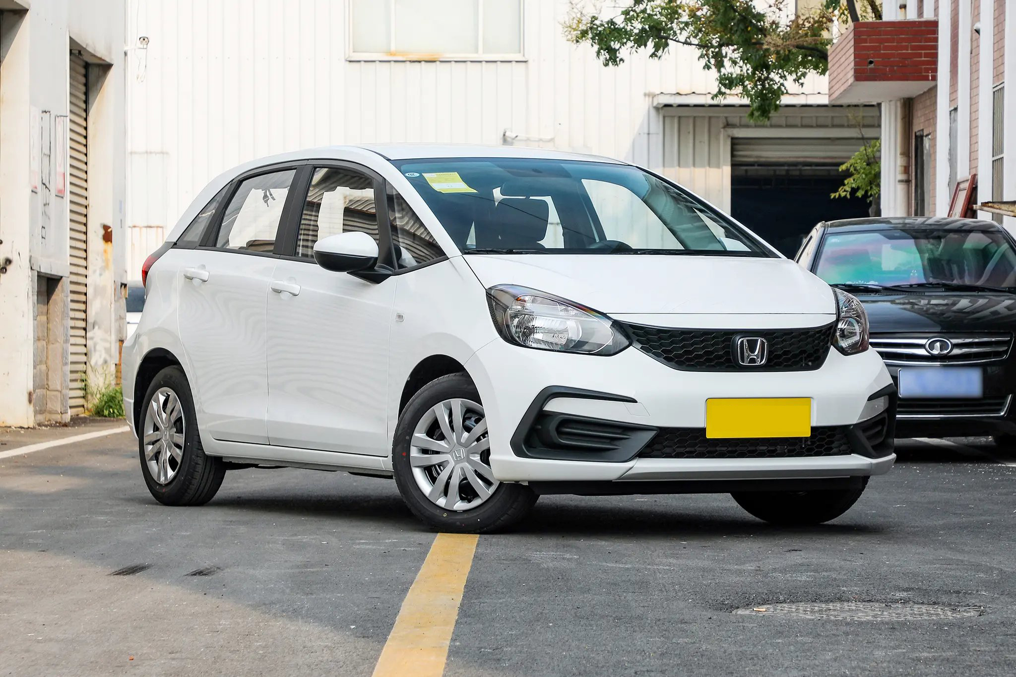 第四代飞度的外观不再那么方正,线条也圆润了许多,看上去有点萌,有点