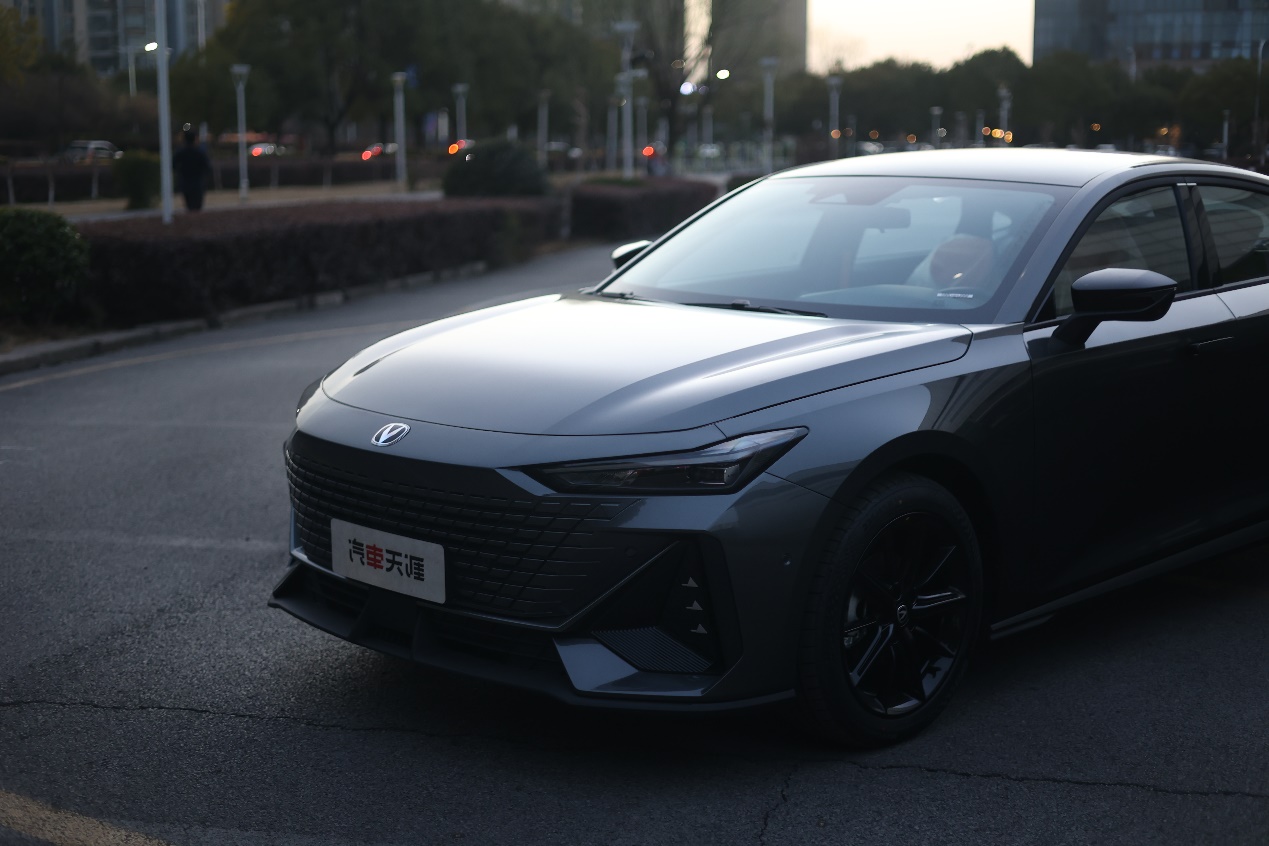 实测7.3s破百,长安uni-v 10.89万起售 优点缺点很明显 值得买吗?