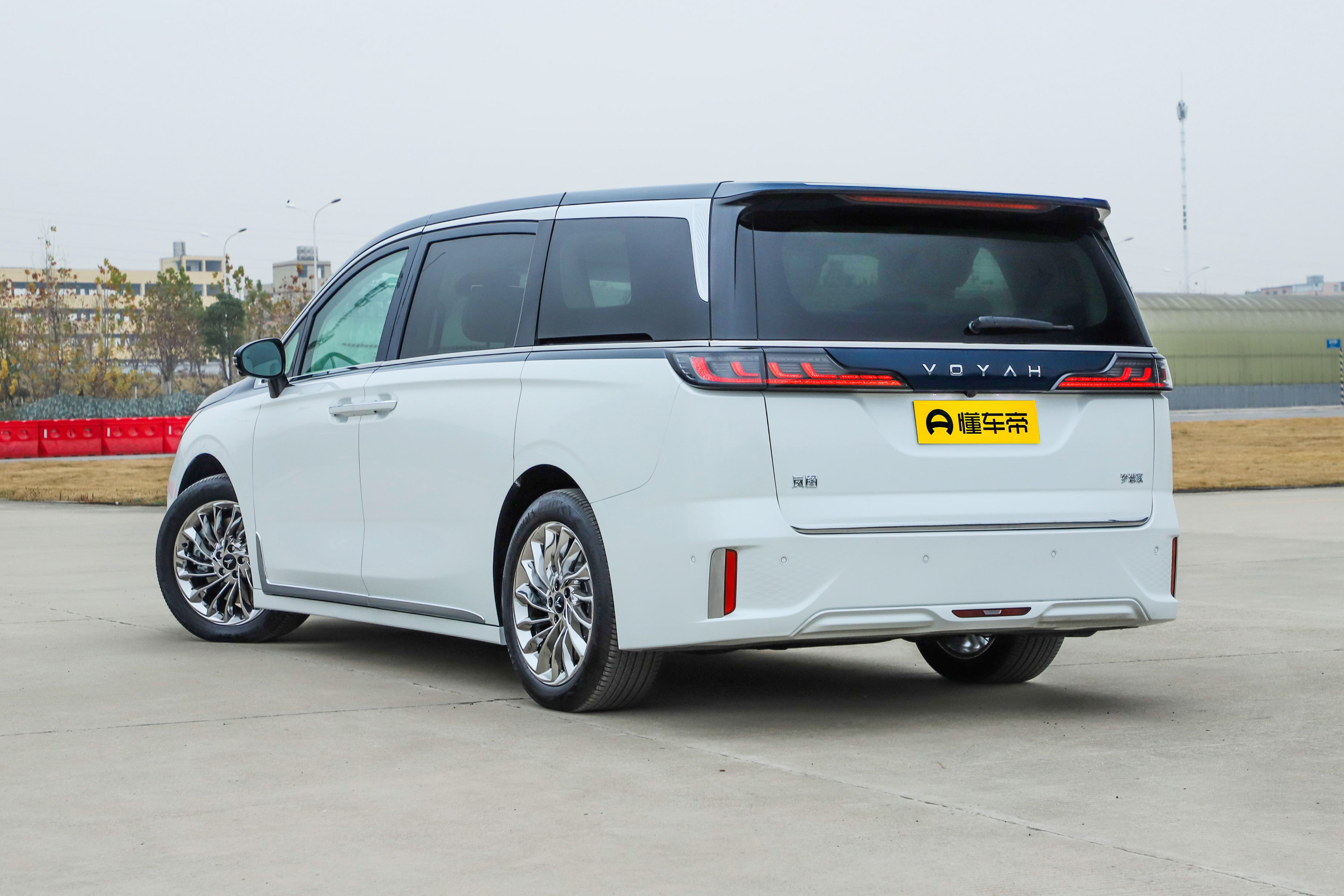 想买新能源MPV，可以看看这款车，配电动四驱，“贴地感”好