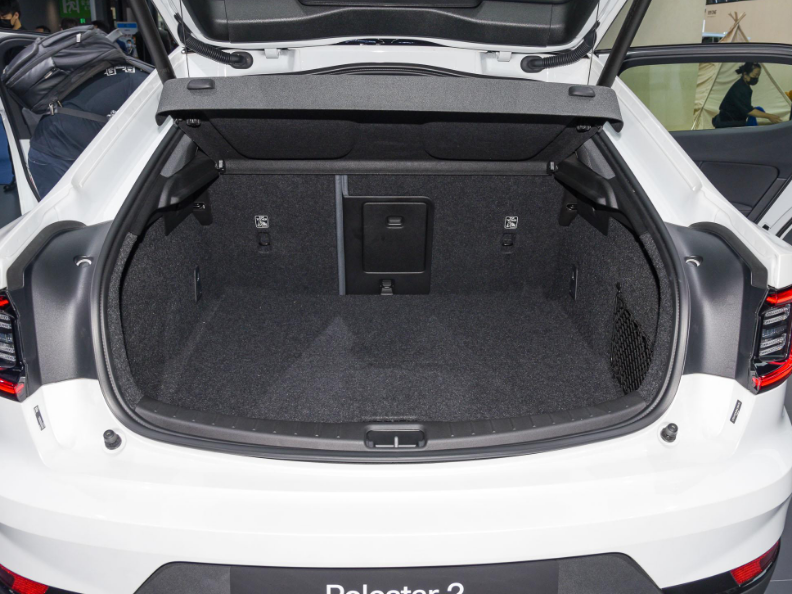 百公里加速4.7秒，北欧风+掀背设计，体验Polestar 2双电机版！