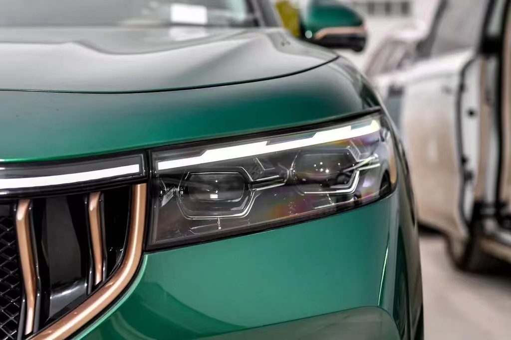 岚图FREE四驱增程版，空间宽敞，百公里加速4.5s，适合年轻人