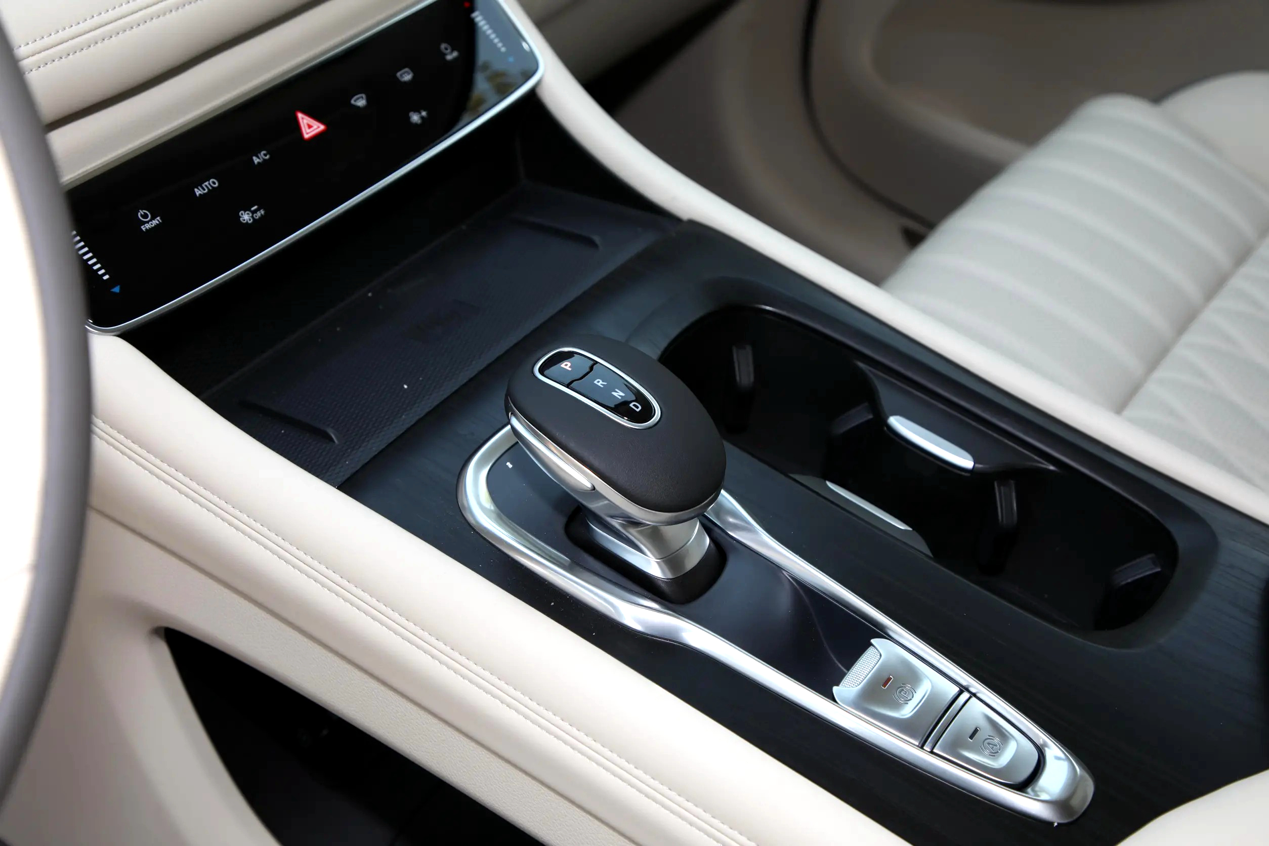 想买新能源MPV，可以看看这款车，配电动四驱，“贴地感”好