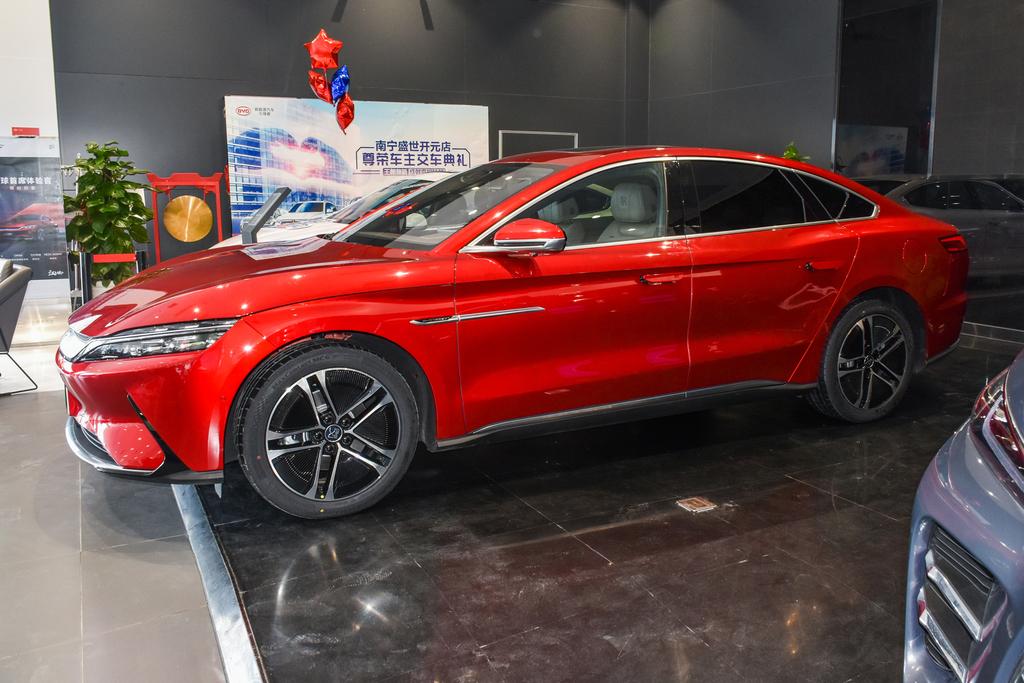 比亚迪汉EV 续航605km纯电豪华轿车