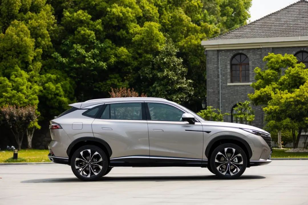 第三代荣威RX5设计夸张，1.5T马力达188匹，能重回巅峰吗？