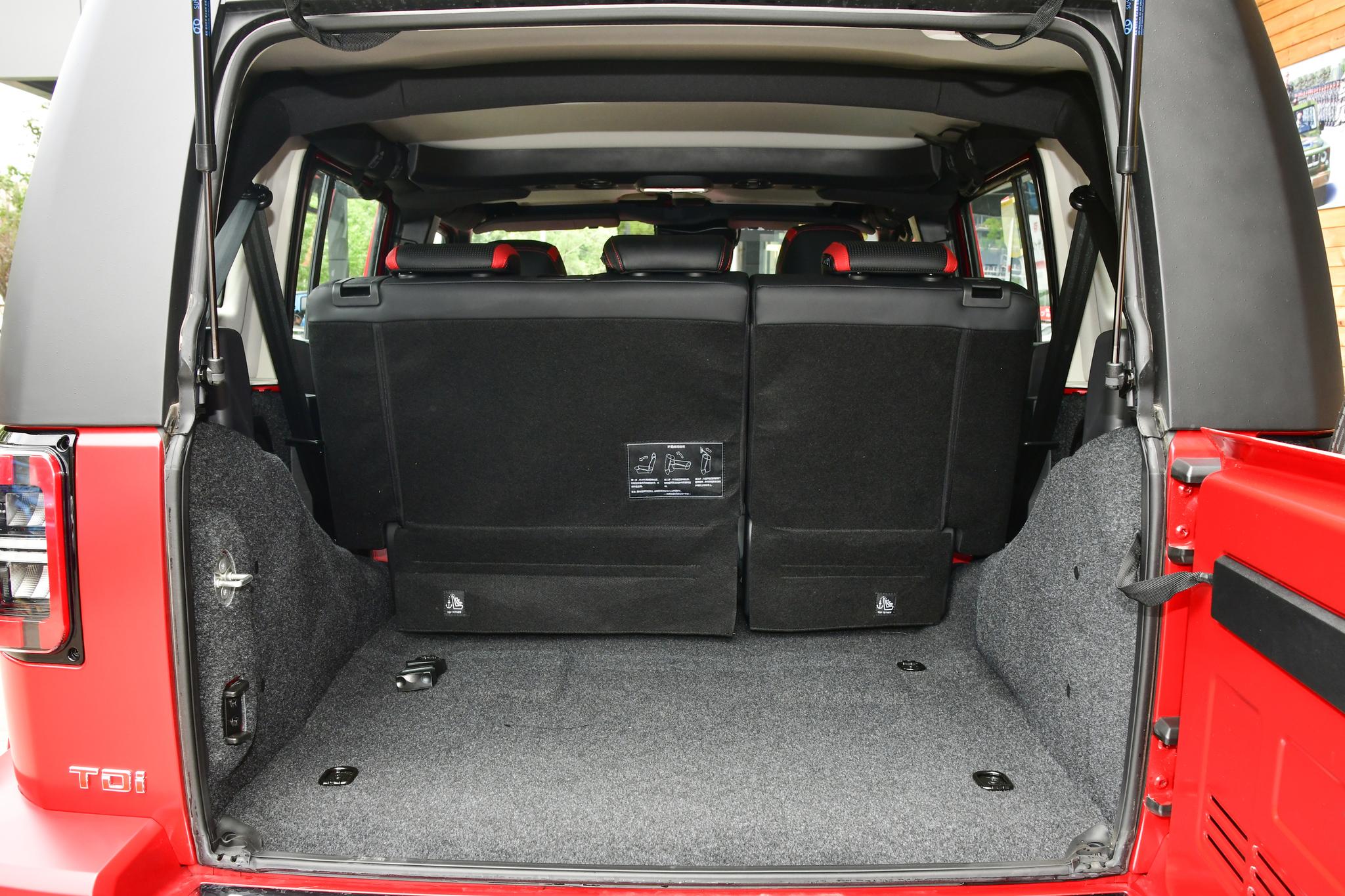 1公里5毛钱,超长续航,解读bj40刀锋英雄版:国六标准,柴油驱动