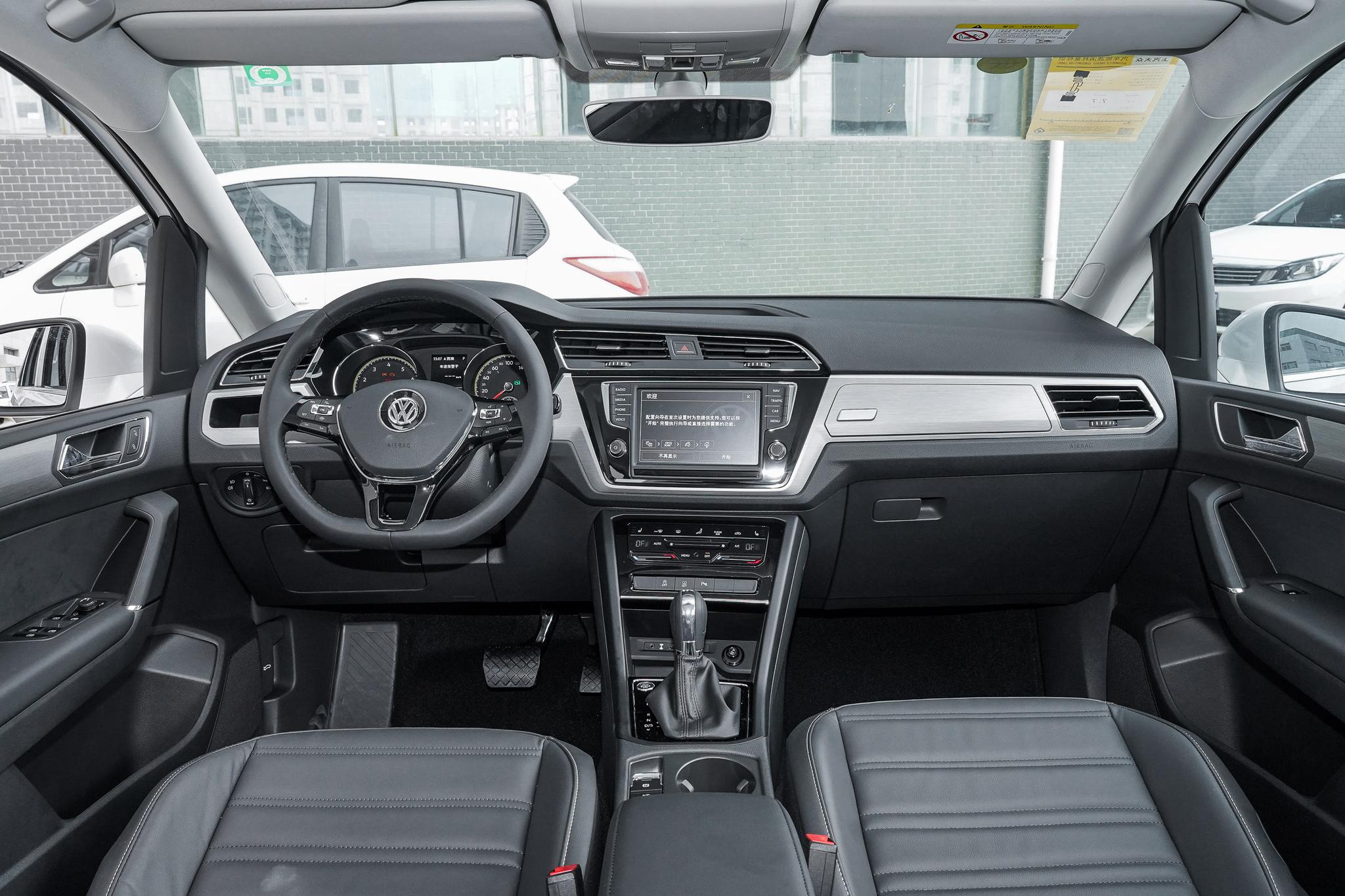 上汽大众途安L，CROSS跨界造型，提供6/7座可选，适合家用的MPV