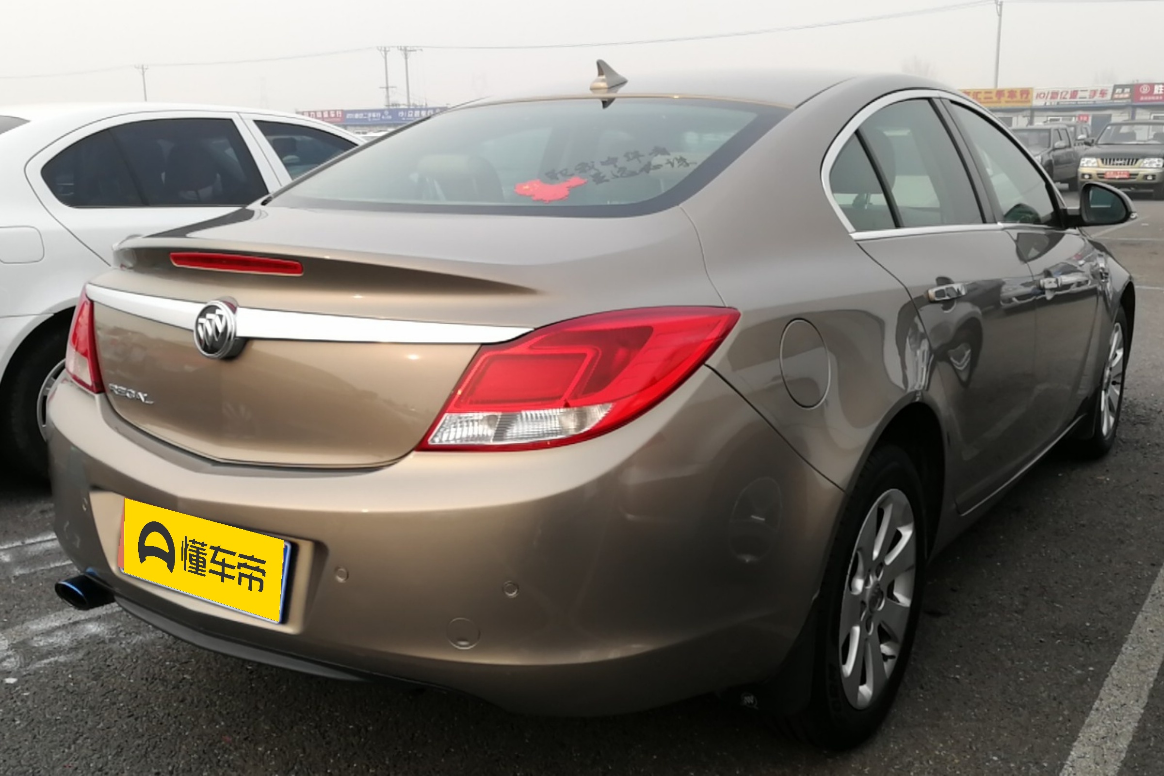 99万元,整车长宽高尺寸为4830x1856x1484mm,轴距2737mm,车身机构为4门