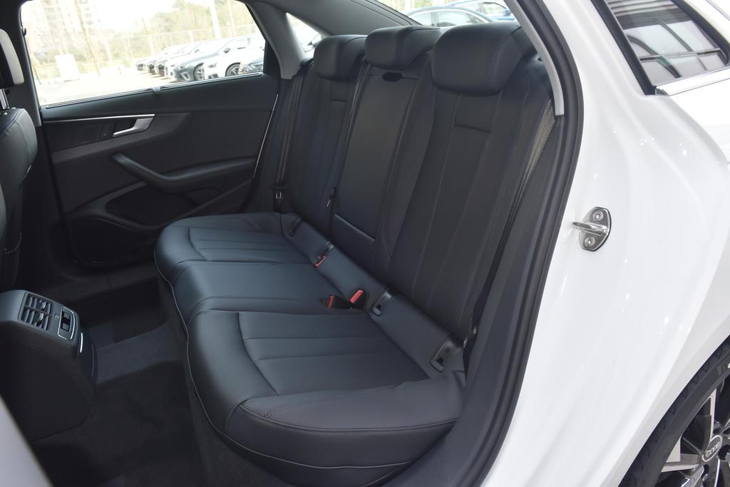 年轻人的豪华B级车 外观帅气标配2.0T解读奥迪A4L豪华型