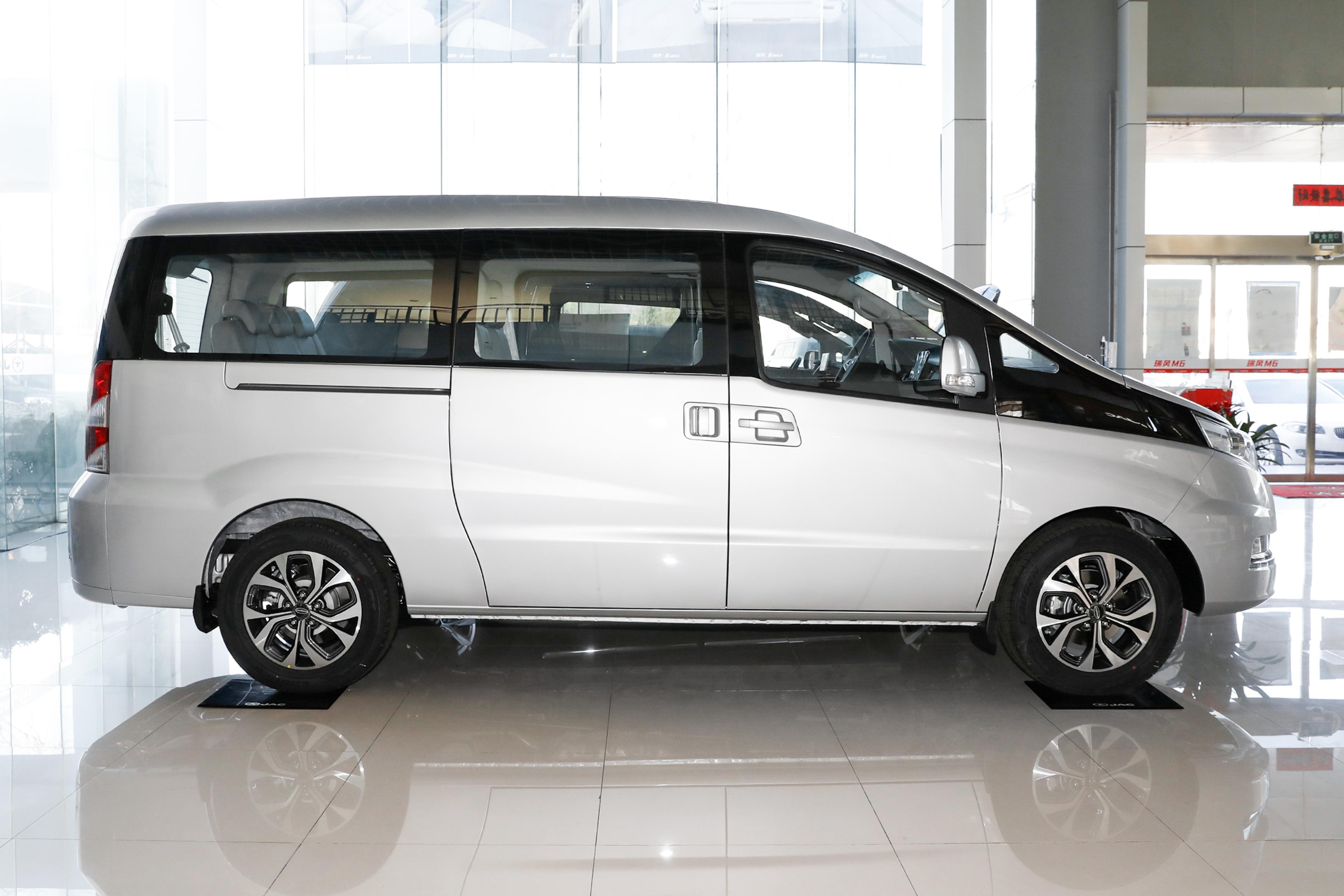 瑞风l5实际可视为由瑞风m5改名而来的车型,该车继续定位为中型mpv