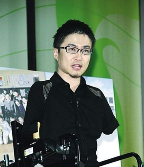 天生没有四肢，婚内出轨5人，交小20岁女友，日本美女就这审美？