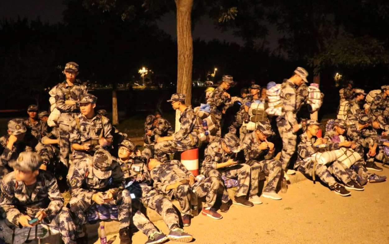 清华新生军训照曝光，夜间拉练20公里，网友：也是为了学生着想