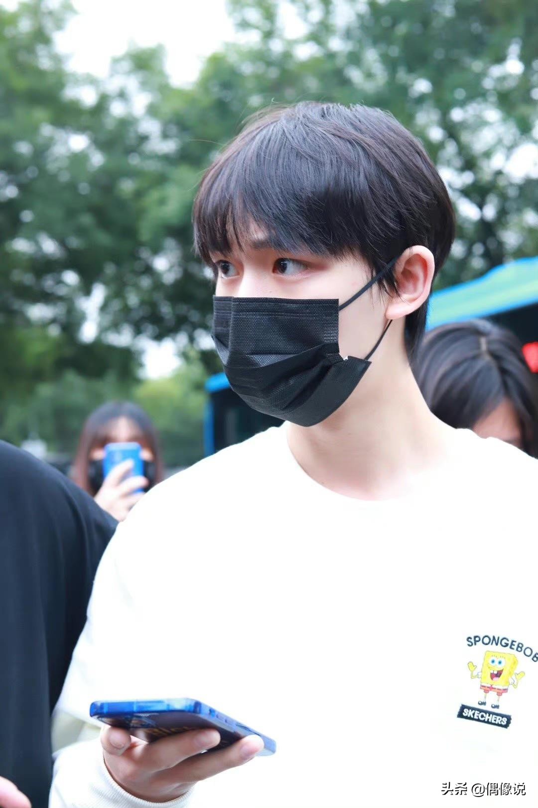 帅气小哥哥打篮球照片16岁(丁程鑫开学第一天和北电同学打篮球,单手插