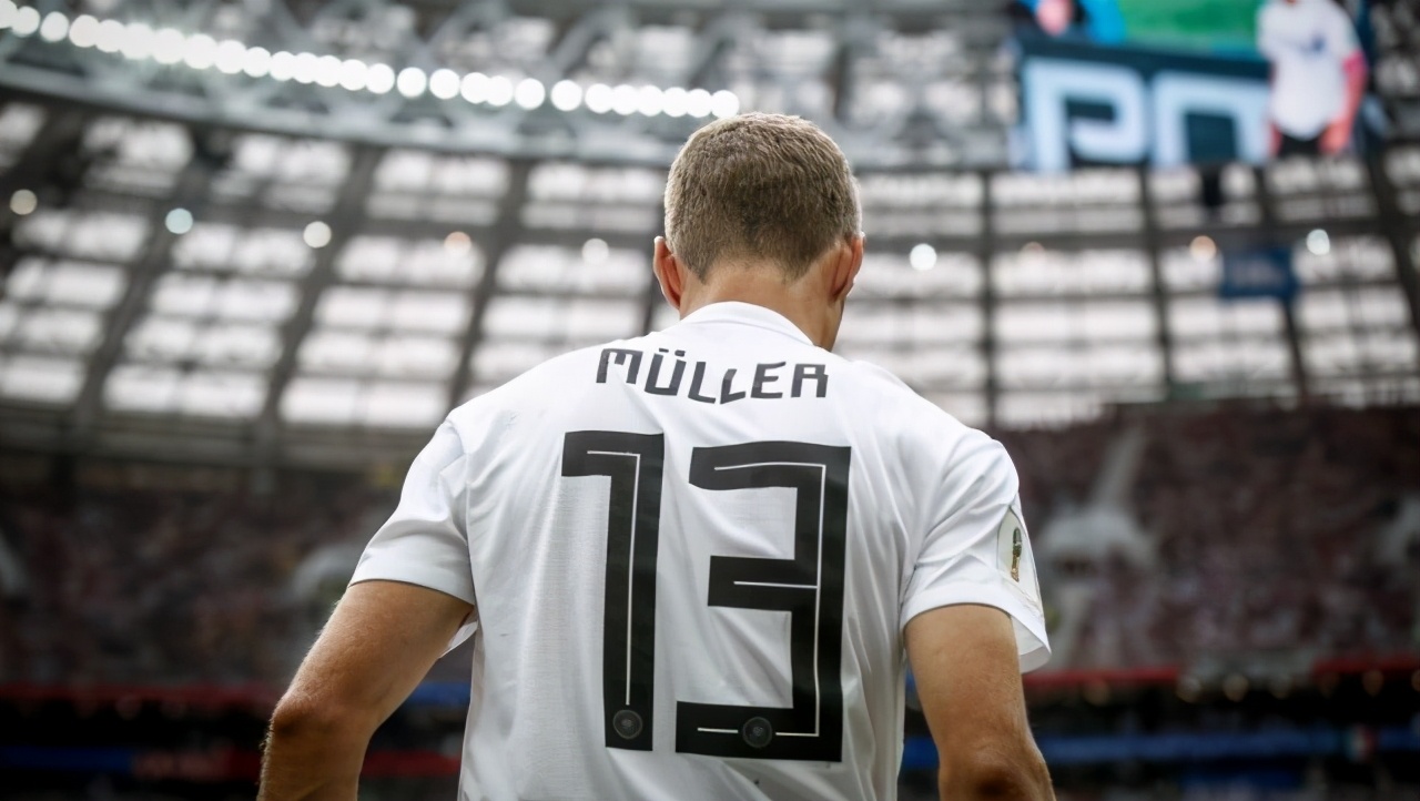 回归的穆勒竟然不再穿13号)