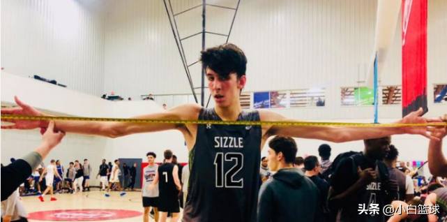 高中生篮球能暴扣么（2021届全美第六高中生火了！背后运球戏耍库里，大步流星完成暴扣）