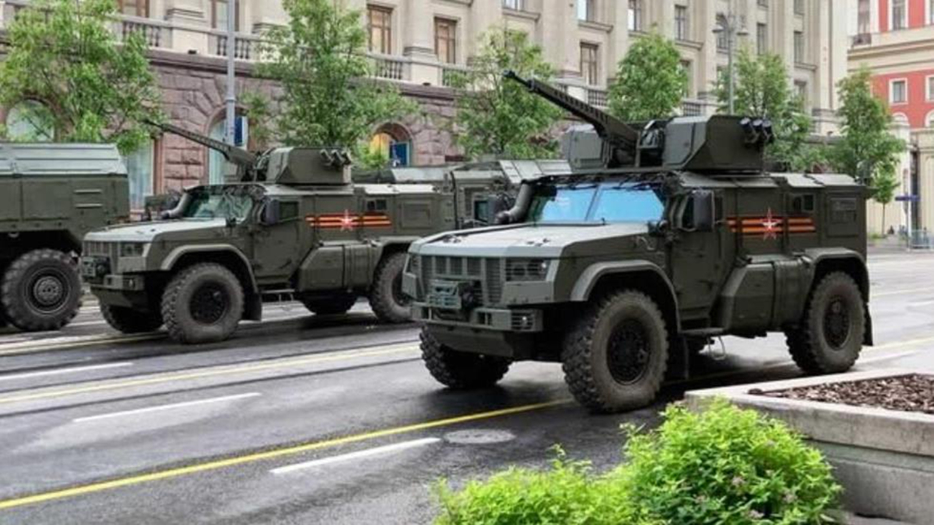 凶猛"狼獾"来袭,新款装甲车入列俄军,加快陆军实战灵活性